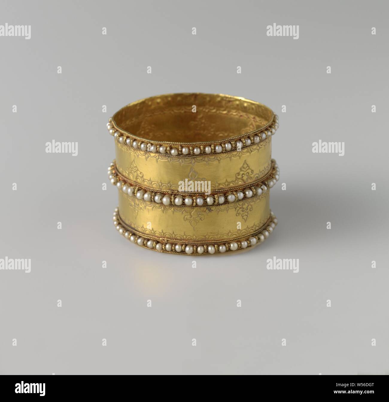 Armband aus Gold, Armband in Gold. Mit drei Pearl Kanten und Gravur verziert., anonym, Malaysia (möglicherweise), 1734 - 1754, gold (Metall), Perle, basting, d 5,2 cm x H 3,6 cm Stockfoto