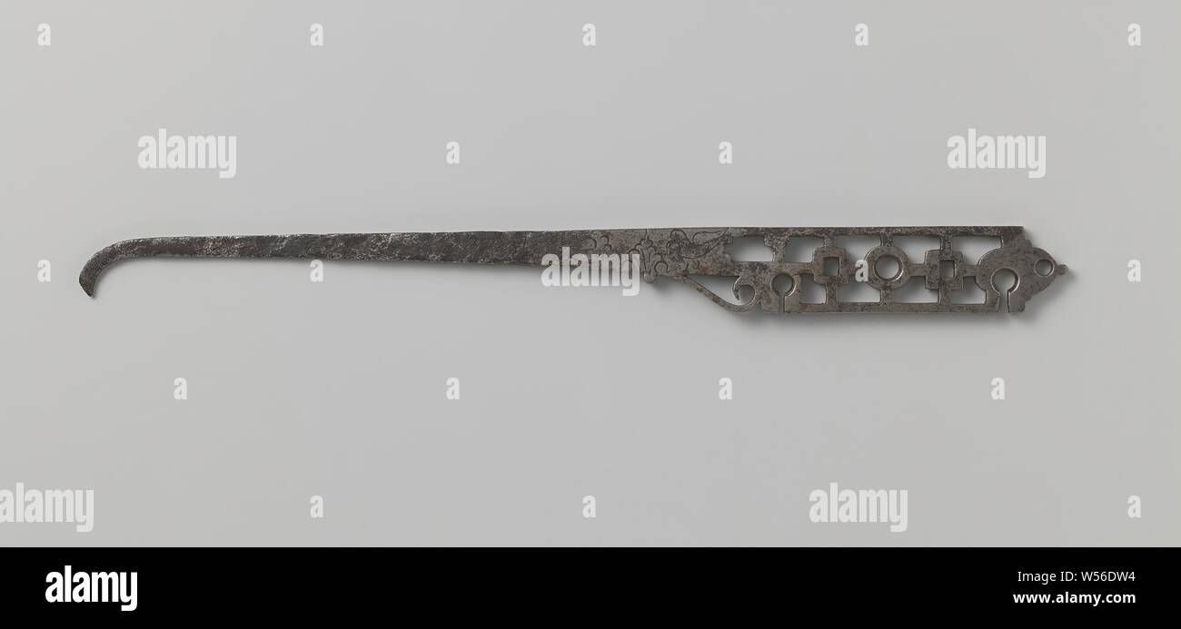 Teil eines Werkzeugs, dekoriert, Teil eines Werkzeugs aus verzinntem Eisen, vermutlich von einem Schlaganfall. Der große Teil ist offen mit geometrischen Ebenen und zwei Kreise, die auf einer Seite offen sind, zum Aufhängen. Diese breite Teil verengt sich gegen Ende zu einem schlanken, flachen Stift, locken am Ende ich, Willem Frederik (König der Niederlande), anonym, Nederlanden, 1600-1699, Bügeleisen (Metall), Zinn (Metall), Gravieren, l 38,7 cm × w 3,5 cm Stockfoto