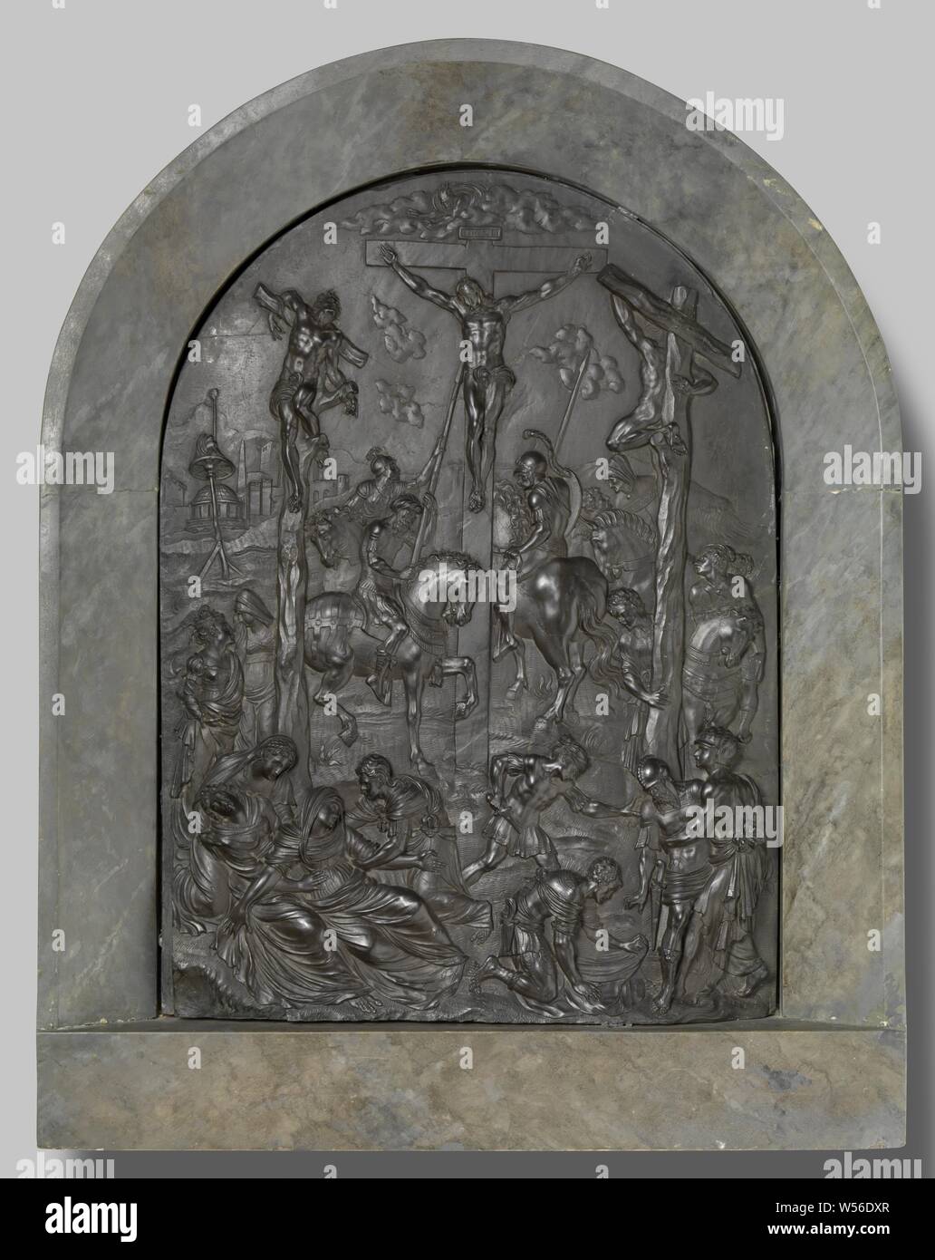 Die Kreuzigung, Kalvarienberg, Nicolas II Palardin (zurückzuführen auf eine Werkstatt von), Lüttich, C. 1560, Touchstone, Marmor (Rock), h 70,0 cm x W 54,5 cm x T 7,5 cm Stockfoto