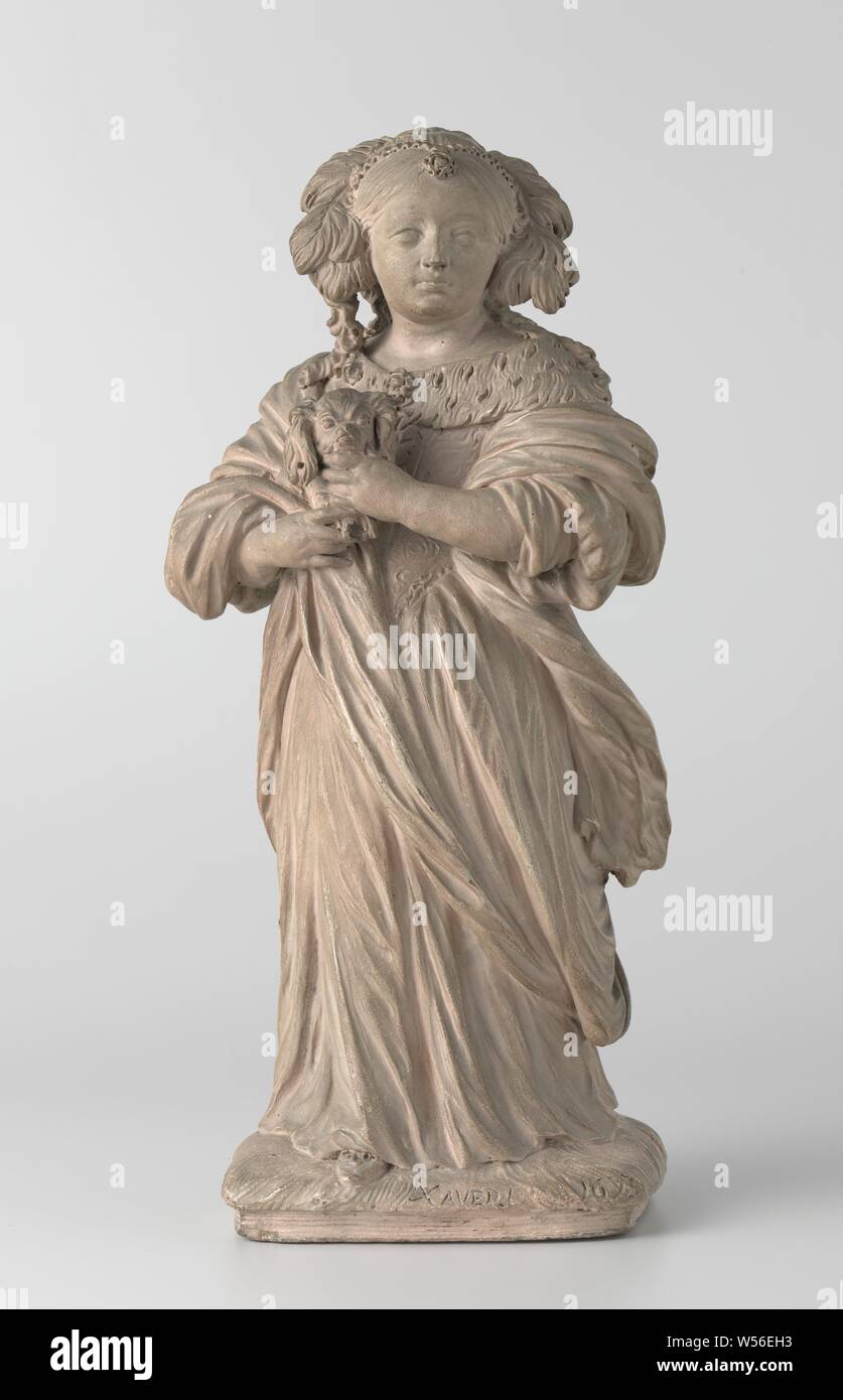 Dame mit Schoßhund, Sie steht auf einem rechteckigen Boden mit dem rechten Bein nach vorne und der Kopf nach rechts gedreht. Am rechten Arm, über die der Rock integriert ist, trägt sie einen Hund, der sie hält mit beiden Händen. Ihre Frisur besteht aus Haare auf der Stirn, die seitwärts und fest in der Mitte der Kopf läuft und fällt in die Späne auf die Schulter und wieder getrennt. Auf dem Kopf eine v-förmige Haarspange (?) Mit einem Juwel an der Front. Über eine Robe, haengt runter auf den Boden und den rechten Schuh, ein Kleid, bestehend aus einem weiten Rock, der von hinten befestigt ist, und einem spitzen Stockfoto