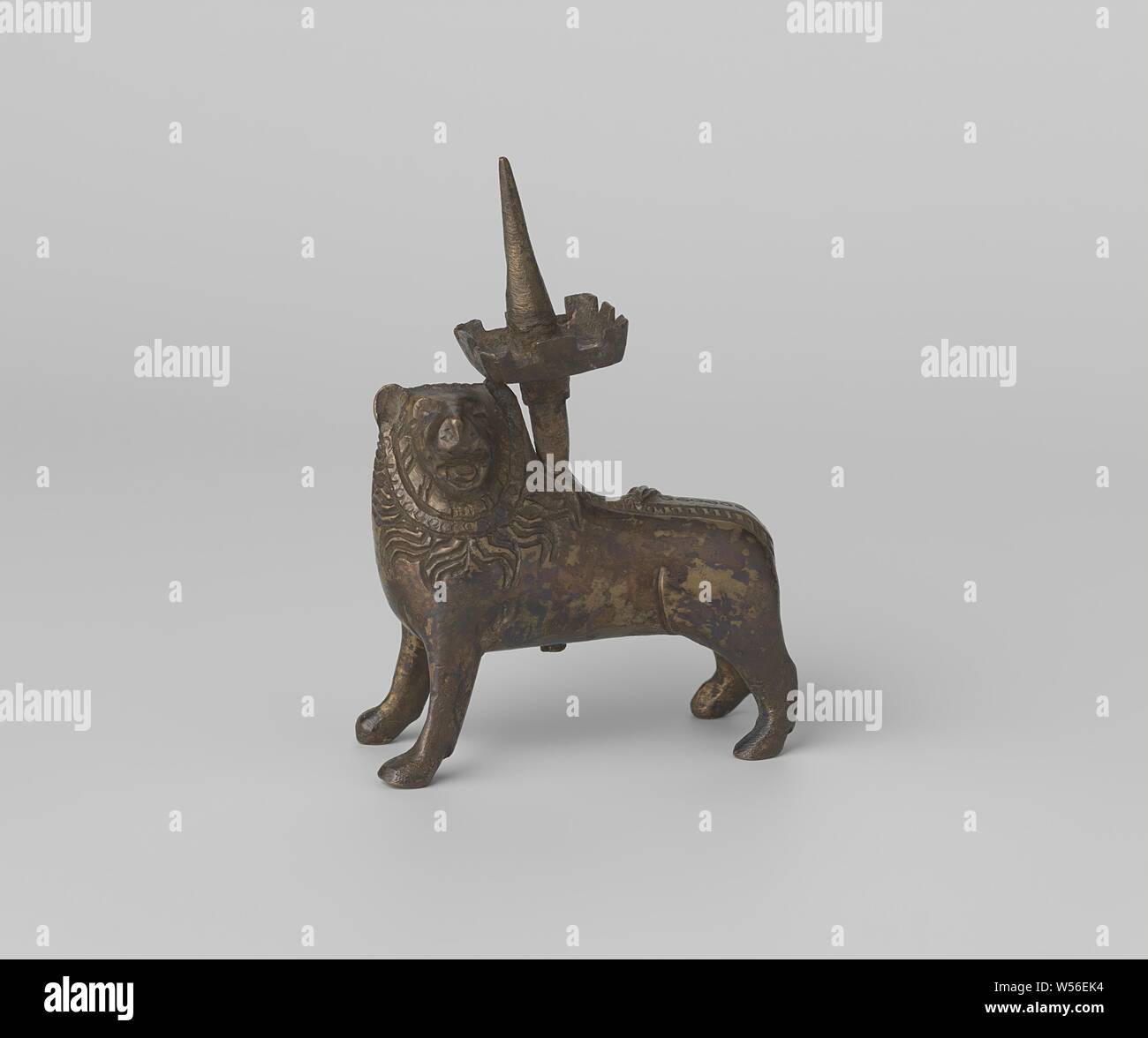 Kerzenhalter in der Form eines Löwen, dem ständigen Löwe hat seinen Kopf nach links gedreht und hat seinen Schwanz unter ihrem rechten Hinterbein gegen den Rücken. Die Mähne und das Ornament auf der Rückseite sind graviert. Eine runde Kerze pin, die den Bauch mit einem quadratischen gekippt Fett Falle erstreckt ist auf der Rückseite in der Nähe der Kopf des Löwen, Raubtiere, räuberische Tiere: Löwe, anonyme, Deutschland, C. 1275 - C. 1325, Kupferlegierung, Gravur, H 10,3 cm x L 7,6 cm × w3cm Stockfoto