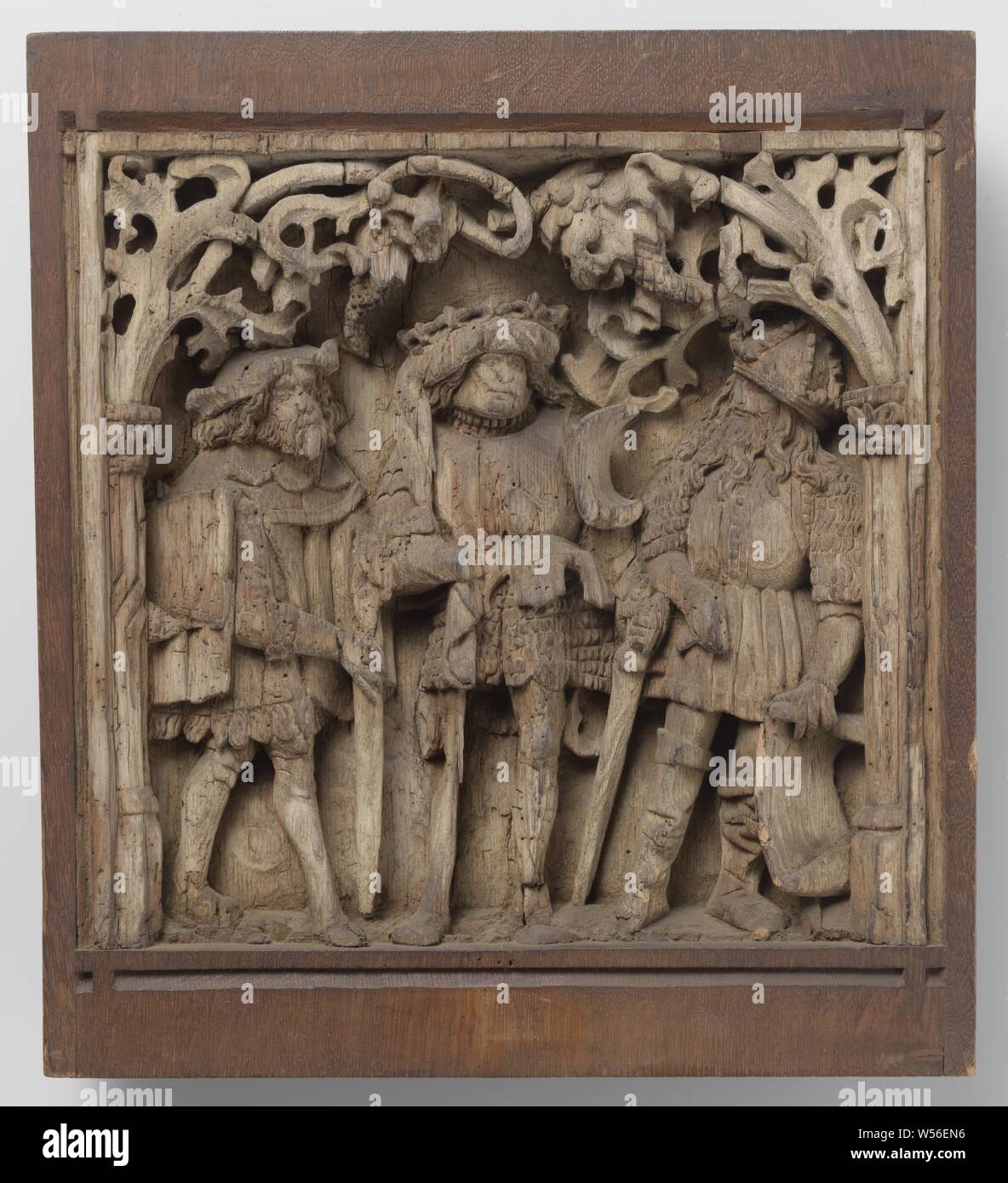 Drei Helden, Relief in einer Nische, die von colonets grenzt und im Bogen mit lofwork eingerichtet, die neun Glaubenshelden, 'Les neuf preux", Zuid-Nederland, 1500-1525, Buchsbaum, H 29 cm x W 30,5 cm x d 5 cm Stockfoto