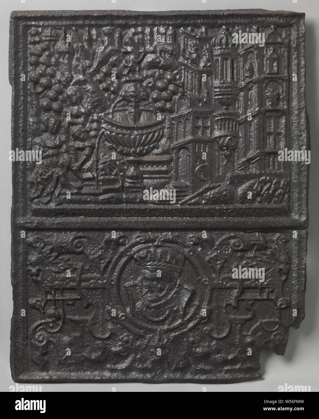 Herd Platte mit Batseba und König David, Herd Platte aus Gusseisen. Die Show ist in zwei Zonen unterteilt. Die obere zeigt ein Brunnen mit Batseba und eine weibliche Diener auf der linken Seite in einem Garten. Auf der rechten Seite, ist die Show mit einem Palast, in dem König David, sieht das Fenster geschlossen. Die untere Zone zeigt ein Medaillon mit einem Männer Büste und Profil in der Mitte der Bildlaufleiste arbeiten. Zwischen den beiden Zonen eine Grenze mit Inschrift, David, vom Dach (oder Balkon) oder seinen Palast, Bathsheba sieht Baden, anonyme, Deutschland, C. 1550 - C. 1600, Bügeleisen (Metall), Gründung, h 70,0 cm × W × w Stockfoto