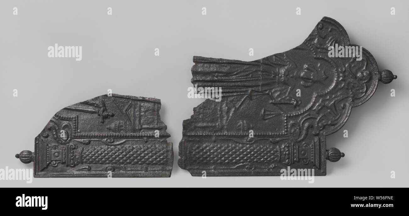 Feuer Platte mit Justitia, Feuer Platte aus Gusseisen. Justitia ist zentral, um die Schuppen erkennbar und das Schwert in den Händen. Ein paar Kuppeln kann im Hintergrund gesehen werden. Der Herd ist auf beiden Seiten mit einer Spalte geschlossen. Die Oberseite ist mit einem 3-pass-Motiv mit dem Kopf eines Engel und schlanken Motive geschlossen. Ganz oben sind drei Tasten. Die untere Kante der Herd ist beschädigt und von der Oberseite der linken Spalte gerissen, über die linke Seite der Robe der Justitia, am unteren Rand, so dass der Herd besteht aus zwei Teilen. Die rechte Hand von Justitia mit dem Schwert und in der linken Spalte sind Stockfoto