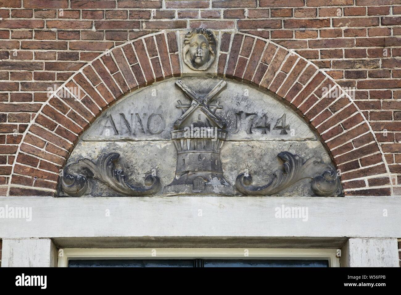 Verblender mit Mühle und das Jahr 1744, ein verblender, aus einem Haus in der Mühle "De Wetering' Amsterdam (?) Op der Stein ein Bild der Mühle und das Jahr Anno 1744. In zwei Stücke. Der obere Teil ist kreisförmig., Amsterdam (möglicherweise), 1744, h 62,0 cm Stockfoto