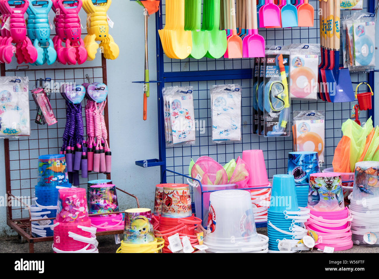 Plastic Kinder Spielzeug zum Verkauf an einer seaside Shop, Großbritannien, Großbritannien Stockfoto