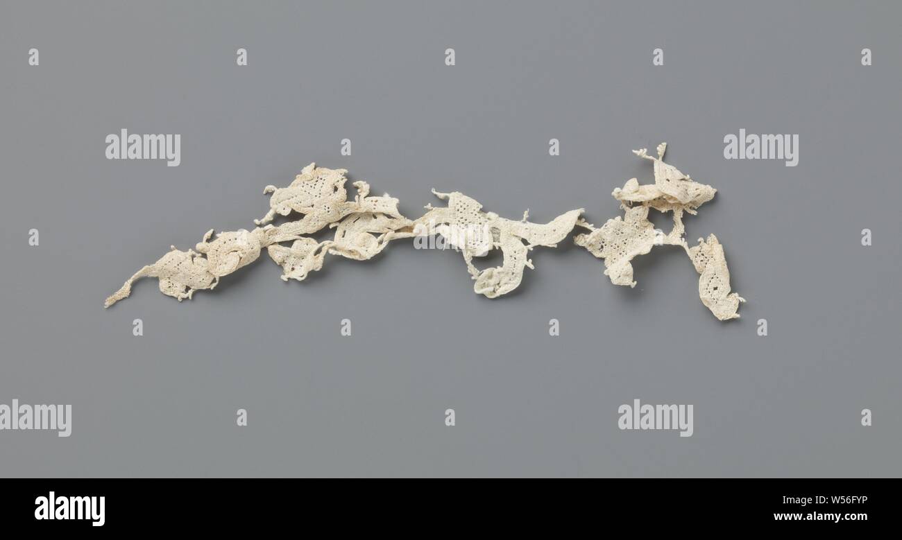 Fragment aus einem Band mit Nadelspitzen mit geschweiften Ranken und vielfältigen Blumen, Fragment aus einem Band mit natürlichen Farben Nadel Spitze: Flache venezianische Spitze. Original Muster: reich verzweigten curly Ranken mit kleinen vielfältigen Blumen auf einem unregelmäßigen offenes Gelände mit einseitiger ährentragend Bars. Die Motive sind mit soffitte Stiche mit gedrehten Stiche gemacht Ausschneiden und bilden ein Muster. Oben war ursprünglich mit einem klöppelspitze Ecke getrimmt, da diese Verarbeitung zu Schaden fehlt. Ein paar kleine Fragmente können immer noch von der Geraden picot Kante mit Kurven entlang der unteren Kante gesehen werden., anonym, Venedig Stockfoto