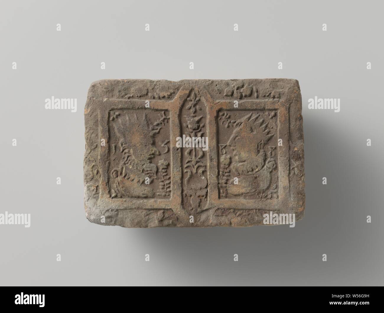 Kamin aus gebrannte Erde mit Rautenförmigen Division, mit Skulpturen von ein König und eine Königin mit Blumen und Früchten umgeben, Kamin aus gebrannte Erde mit Rautenförmigen Verteilung. Platz - gerahmte Bilder der ein König und eine Königin mit Blumen und Früchten umgeben. Mit dem Jahr 1588., anonym, Südlichen Niederlande, 1588, Steingut, h 9,5 cm × w 14,5 cm x t 6 cm Stockfoto