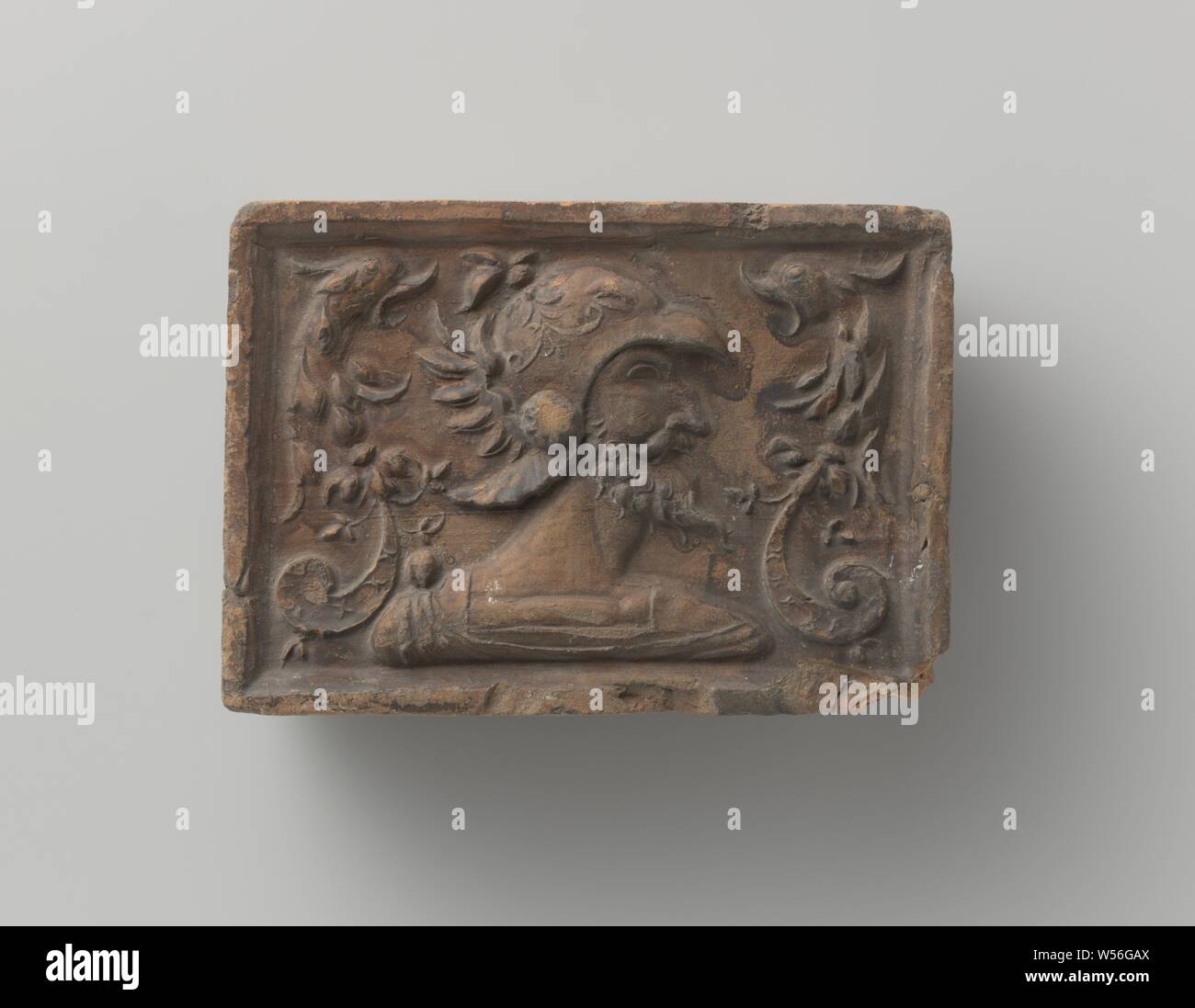 Kamin mit einem Kopf, der ein römischer Soldat mit Helm, auf der Suche nach rechts. Linken und rechten Chimären., anonym, Südlichen Niederlande, C. 1500 - C. 1600, Steingut, h 11,3 cm x W 15,6 cm x T 5,5 cm Stockfoto