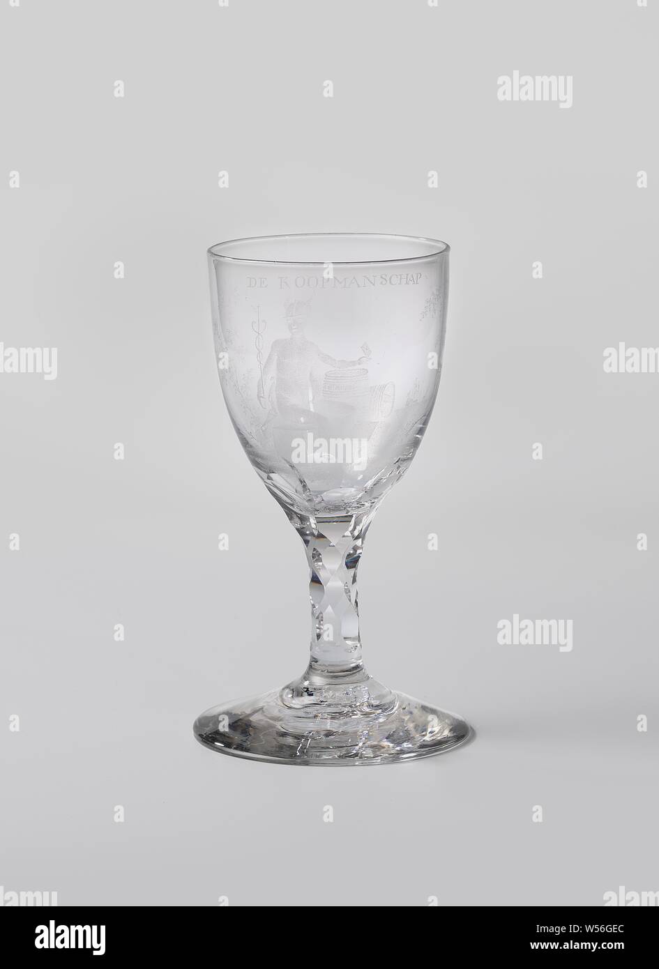 Klarglas mit einer Darstellung des Handels, konischen Fuß. Erweiterung, Facet-cut Stamm, zu einem gewölbten Kelch. Auf den Kelch, in einer Landschaft mit Bäumen, Merkur, der Gott des Handels, der sitzt auf einem quadratischen Sockel mit seinen Attributen, einem geflügelten Helm, der geflügelte Sandalen, ein Herald Personal und ein versiegelter Brief. Neben ihm zwei Fässer. Im Hintergrund drei Handelsschiffe. Über der Darstellung, in unregelmäßigen Buchstaben, die KOOPMANSCHAP. Unter dem Fuß der Name: J: G: Smeyser., anonym, C. 1775 - In oder vor 1798, Glas, Glasbläserei, h 12,8 cm x T 7,3 cm d 7,3 cm Stockfoto
