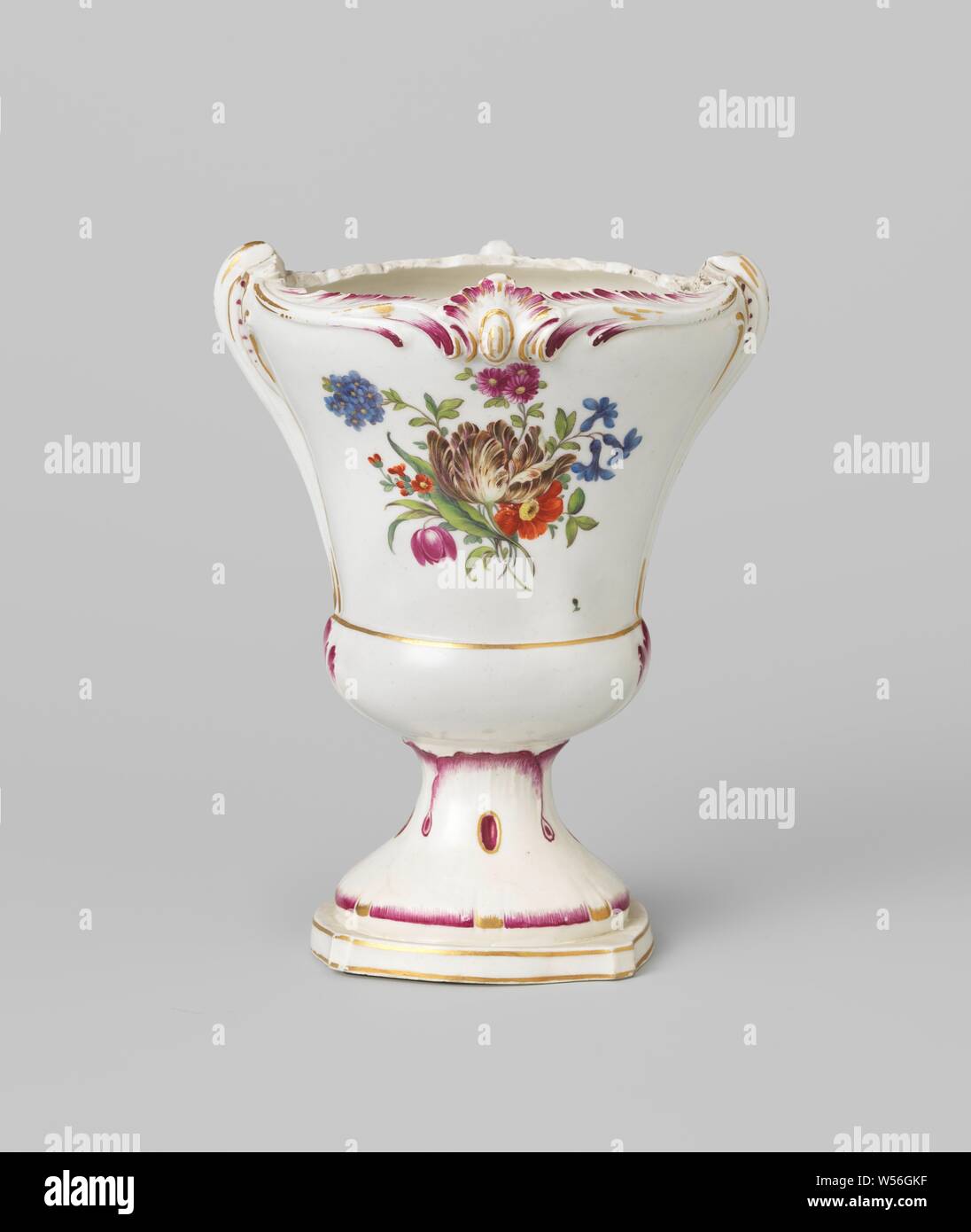 Vase, Vase aus Porzellan. Die becherförmigen Vase steht auf einem hohen Sockel. Die Vase ist mit blumenbouquets gemalt., Manufactuur Oud-Loosdrecht, Loosdrecht, 1774-1784, Porzellan (Material), h 18,0 cm x W 13,5 cm x T 11,5 cm Stockfoto