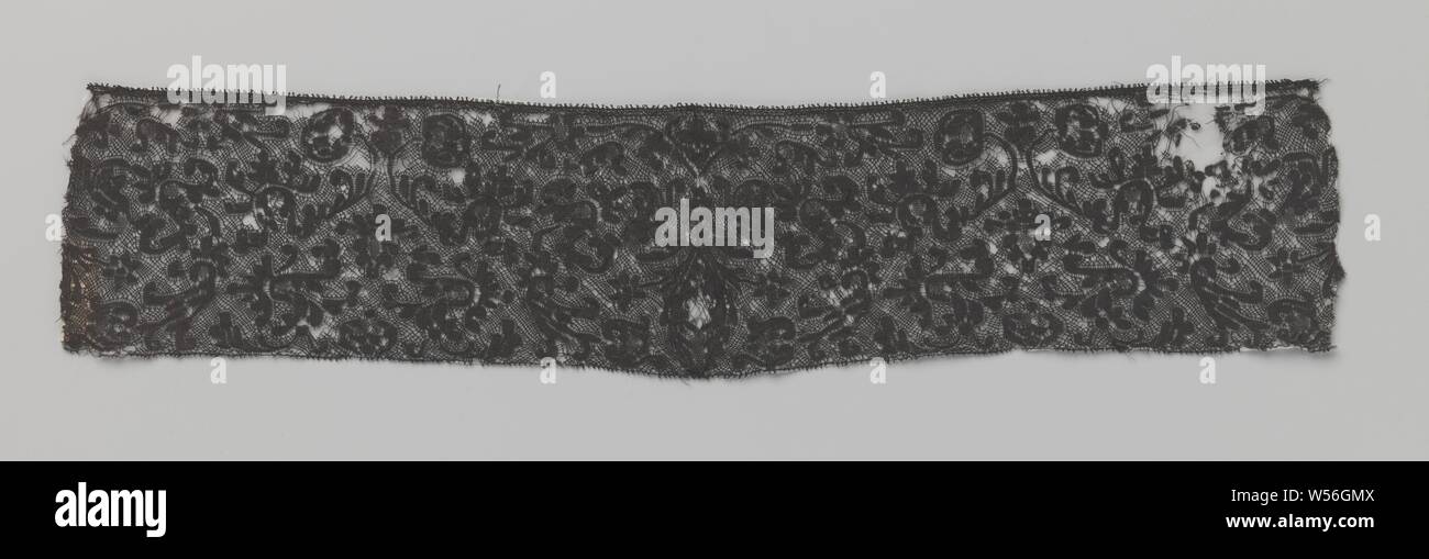Streifen schwarz Klöppelspitze mit symmetrischen Kompositionen mit Tulpen und Rosen, Streifen schwarz Klöppelspitze. Die symmetrische Muster besteht aus einem Herzförmigen Zusammensetzung in der Mitte, flankiert auf der linken und rechten durch eine trichterförmige Komposition. Das Zentrum des Herzens wird gebildet von zwei Blätter zueinander gedreht, bilden einen hängenden Tropfen mit einem Splitting sternförmige Blume auf der Linken und Rechten. Der Trichter des Auswurfkrümmers wird durch die gekrümmte Stängel von 2 Rosen von einander entfernt drehte sich gebildet. Obwohl die meisten Motive dicht gesäumt sind, die Blumen sind mehr naturalistischen und kann als anerkannt. Stockfoto