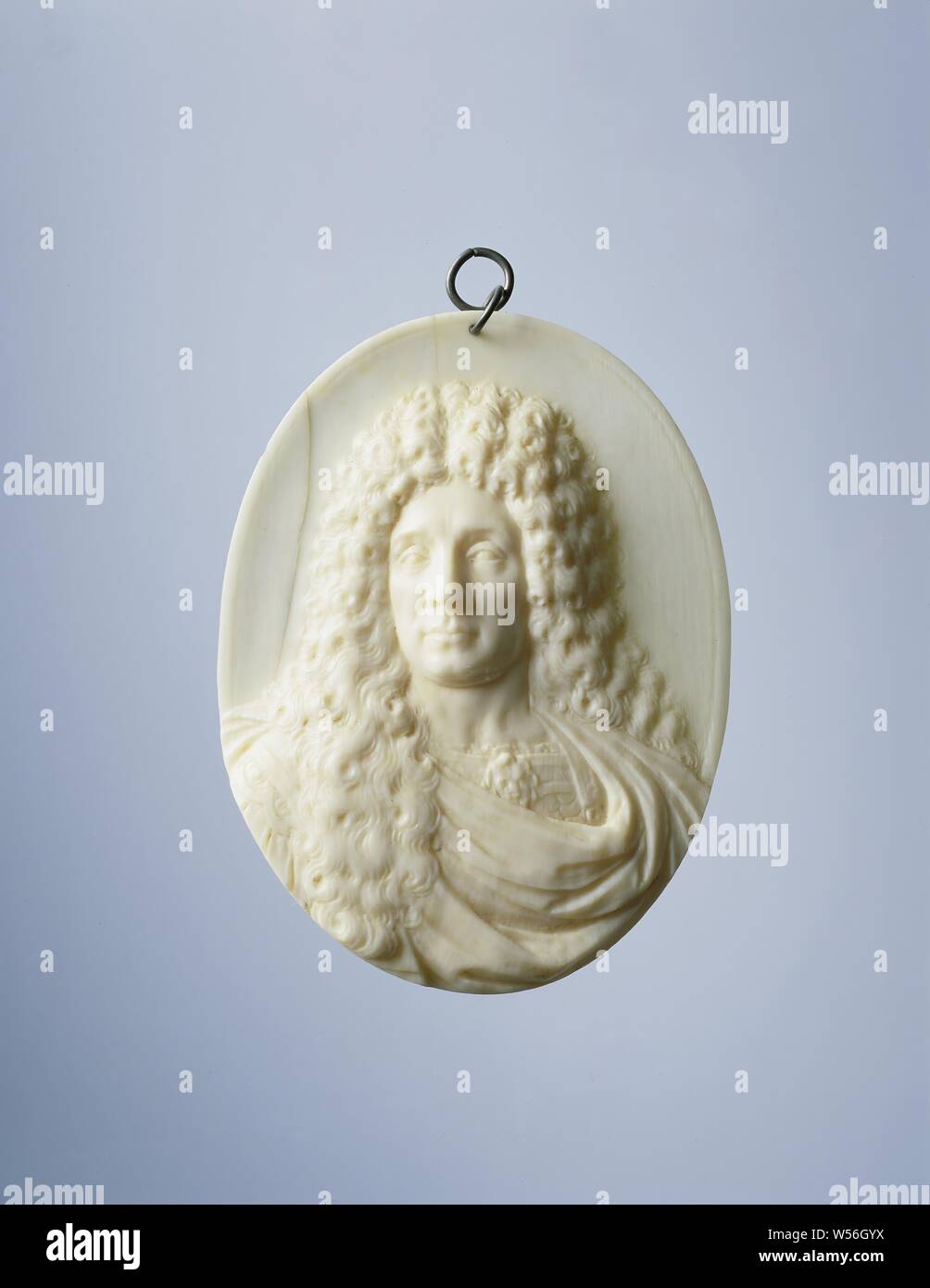 Medaillon Bildnis eines Herrn, der Körper ist drei Viertel nach rechts gedreht und den Kopf ein wenig nach links. Der Mann trägt ein langes, alleine Perücke, von denen ein Teil auf der rechten Schulter, an denen der Mantel kommt zusammen hängt. Es ist über die pseudo-römischen Rüstung, die ein Plissee Shirt und Maske am Hals zeigt drapiert, und Streifen aus Leder hängen von der Schulter., anonym, Frankreich, C. 1700 - C. 1725, Elfenbein, Schneiden, h 8,8 cm × w 7,75 cm Stockfoto