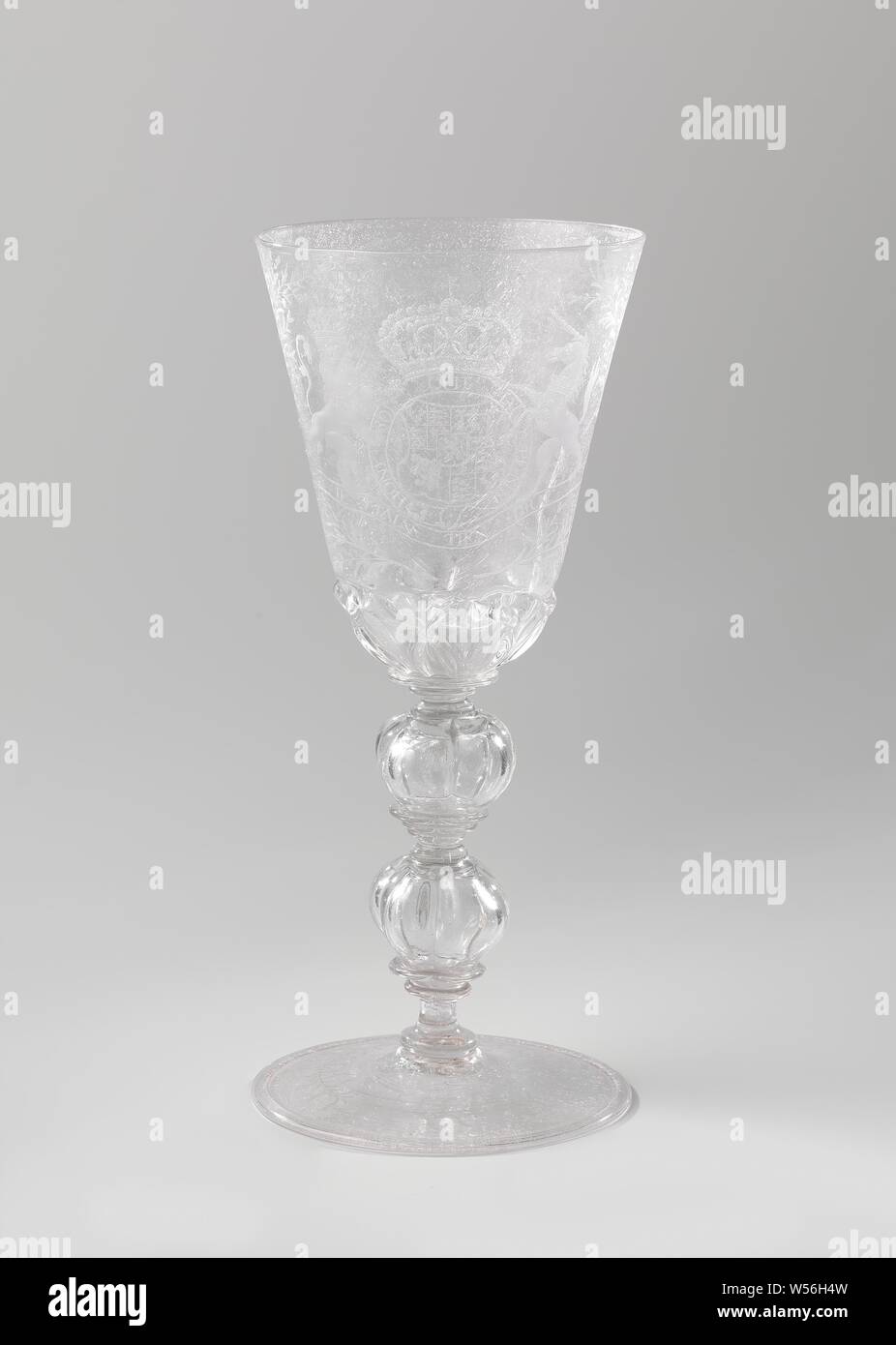 Schale mit dem Wappen von Willem III. und die Arme von Breda, Flat Foot mit gefalteten Kante. Der Stamm besteht aus zwei hohle, gerippter Knoten zwischen zwei und eins von drei Festplatten. Konische Schüssel mit runden Boden mit Tang Ornament ('nipt - Diamant - waies"). Die gekrönte Krone von König Stadholder Wilhelm III (1650-1702) ist auf den Kelch, der von einem Löwen und rechts von einem Einhorn, das Strumpfband mit der Inschrift umgeben, Links flankiert: HONY SOIT QUI MAL Y PENSE. Unterhalb der Waffe eine Banderolle nach dem Motto: je MANTIENDRAI. Auf der anderen Seite das gekrönte Waffe der Stadt Breda, flankiert von zwei Stockfoto