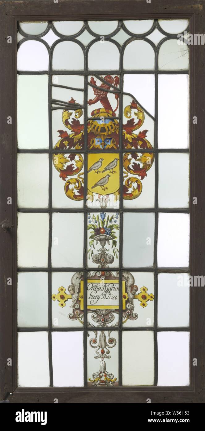 Rhombus mit Waffe mit einem roten Löwen als ein Helm und Inschrift "Ottho Marienburg Ao 1633". 1633'. (Alte leisten?)., anonym, 1633, Glas, H 104,5 cm × w 53,9 cm Stockfoto