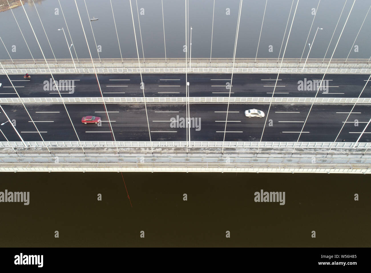 Ein Luftbild der Neuen Liuliang River Bridge, die den ersten Nach-unten-Unterstützter durchgehender Stahl truss Bogenbrücke im Nordwesten von Hubei, in Xiangyang Stockfoto