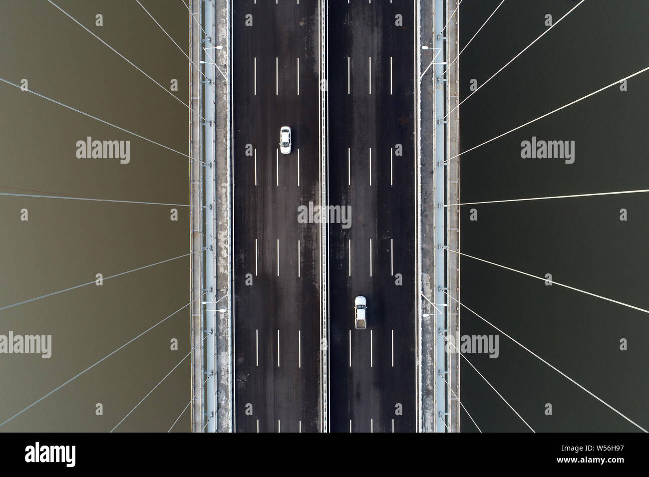 Ein Luftbild der Neuen Liuliang River Bridge, die den ersten Nach-unten-Unterstützter durchgehender Stahl truss Bogenbrücke im Nordwesten von Hubei, in Xiangyang Stockfoto