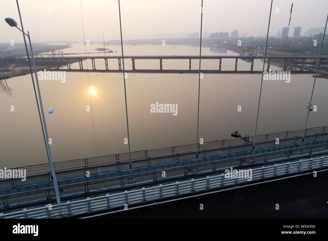 Ein Luftbild der Neuen Liuliang River Bridge, die den ersten Nach-unten-Unterstützter durchgehender Stahl truss Bogenbrücke im Nordwesten von Hubei, in Xiangyang Stockfoto
