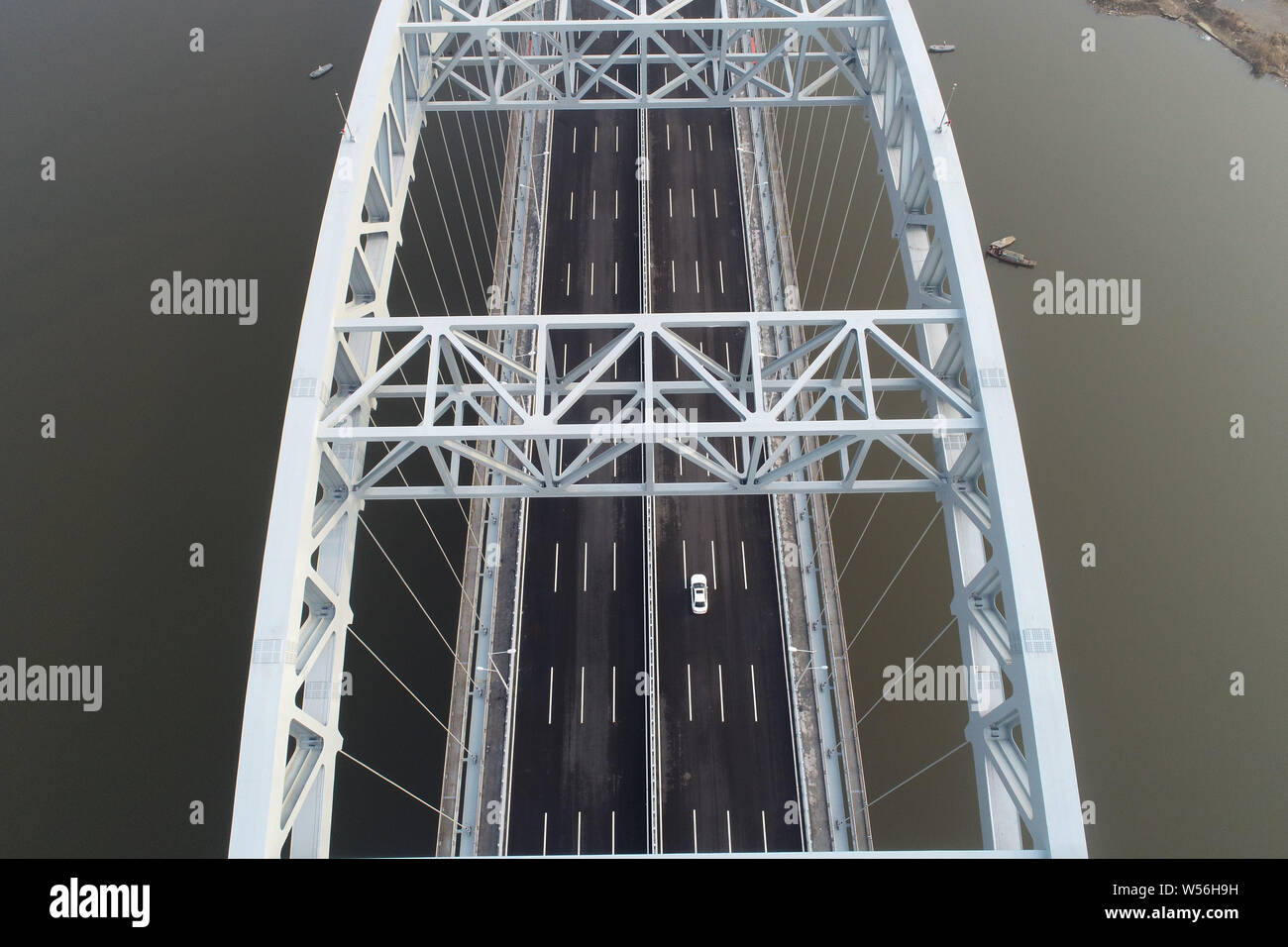 Ein Luftbild der Neuen Liuliang River Bridge, die den ersten Nach-unten-Unterstützter durchgehender Stahl truss Bogenbrücke im Nordwesten von Hubei, in Xiangyang Stockfoto