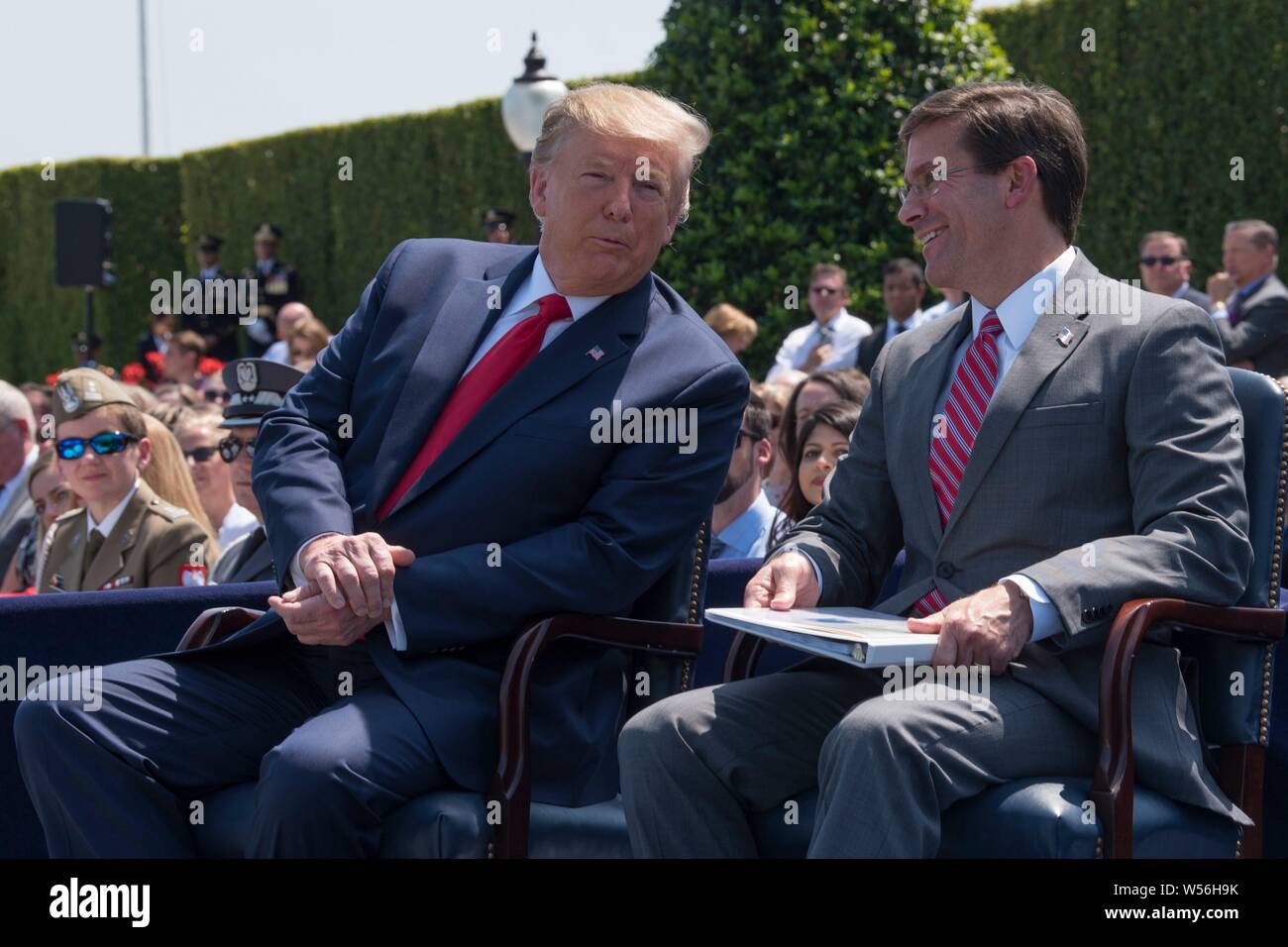 Us-Präsident Donald Trump Chats mit Der neue Verteidigungsminister Dr. Mark T. Esper, rechts, während eines vollen Ehren begrüßungszeremonie am Pentagon Juli 25, 2019 in Arlington, Virginia. Stockfoto