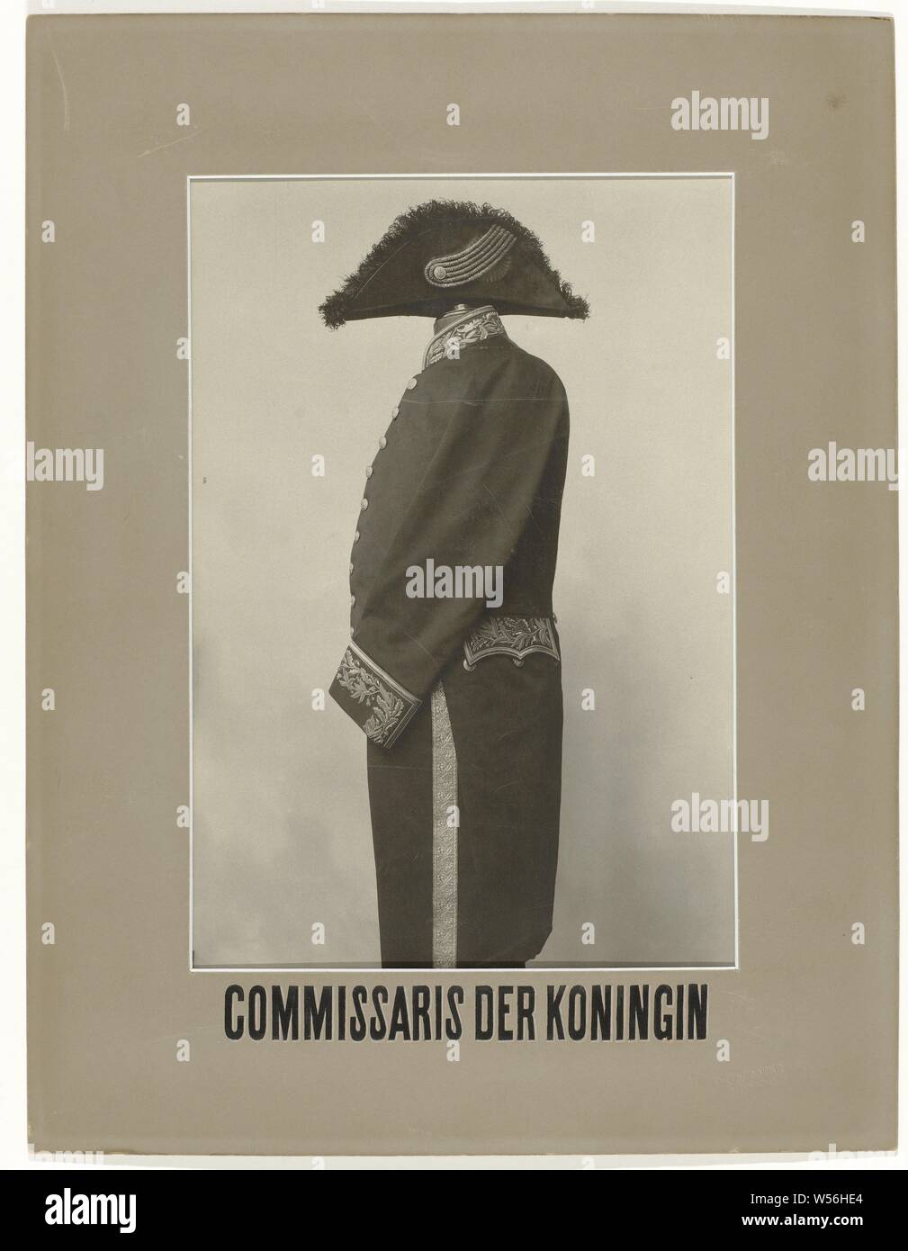Herr Kommissar der Königin, einer von acht offiziellen Fotos der Kostüme, in grau-braun Passepartout mit dem Namen in der Farbe, Hauptstädte, schwarz mit weißen "Schatten". Bildunterschrift: Kommissar der Königin. Gekennzeichnet, r.o.: Relief Stempel: "S. Clausing jr/Haarlem', S. Clausing, Haarlem, 1875-1900, Papier, Pappe, H 55 cm x W 42 cm Stockfoto
