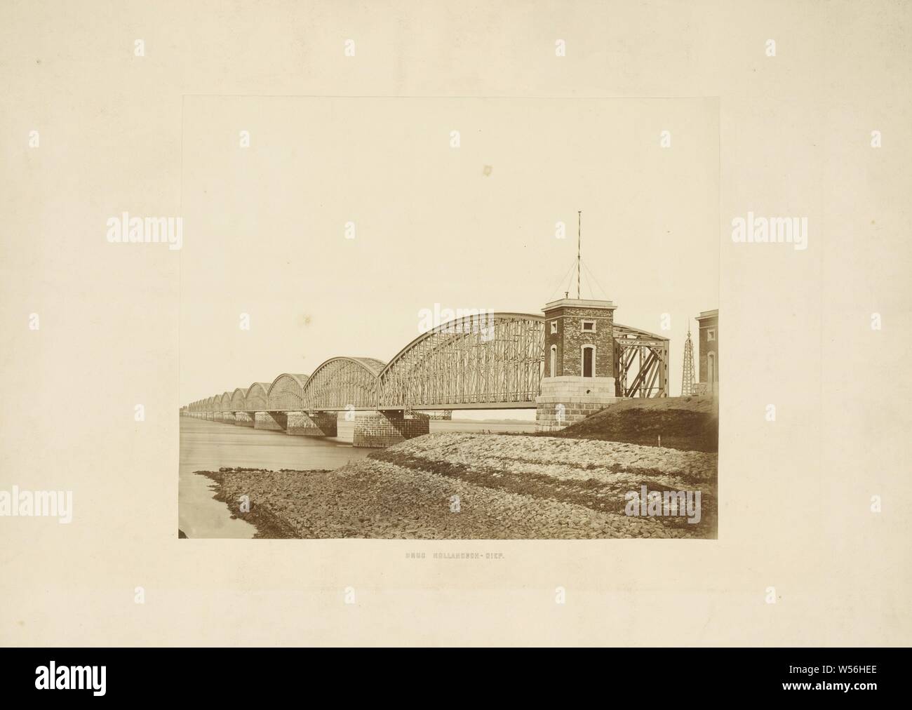 Brücke Hollandsch-Diep [Eisenbahnbrücke über den Hollands Diep in der Nähe von Moerdijk], Foto auf Karton der Eisenbahnbrücke über den Hollands Diep, Seitenansicht, Moerdijk, Pieter Oosterhuis, Niederlande, 1871, Pappe, Papier, h 28,9 cm x W 35,4 cm h 48,5 cm x W 64,5 cm Stockfoto