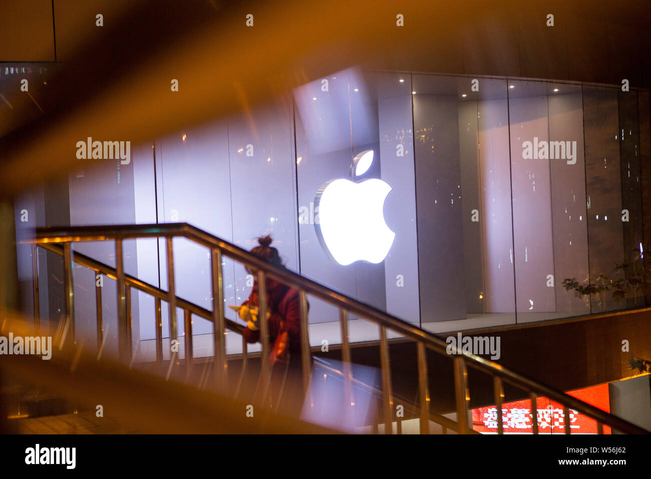 ---- Blick auf einen Apple Store in der Stadt Mianyang, Provinz Sichuan im Südwesten Chinas, 12. Dezember 2018. Apple Inc. iPhone Verkauf in China fiel 20 Perce Stockfoto