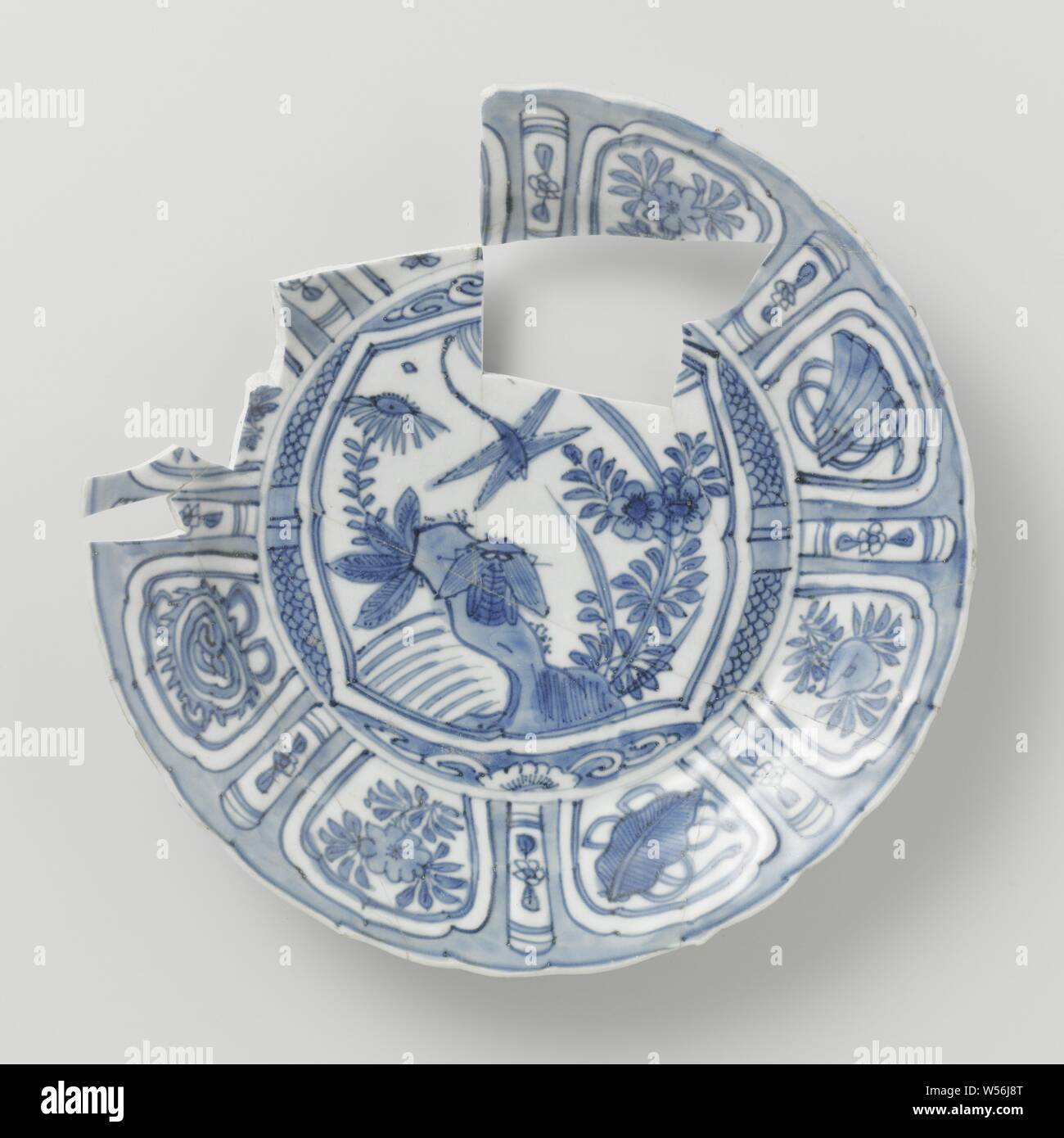 Die Platte von der V.O.C., die 'White Lion', China, Schiff vor 1613, Ming-Dynastie (1368-1644)/Wanli-Periode (1573-1619), Porzellan, Bone China, Glasur, Cobalt (Mineral), Verglasung, h 3,5 cm, d 21,9 cm Stockfoto