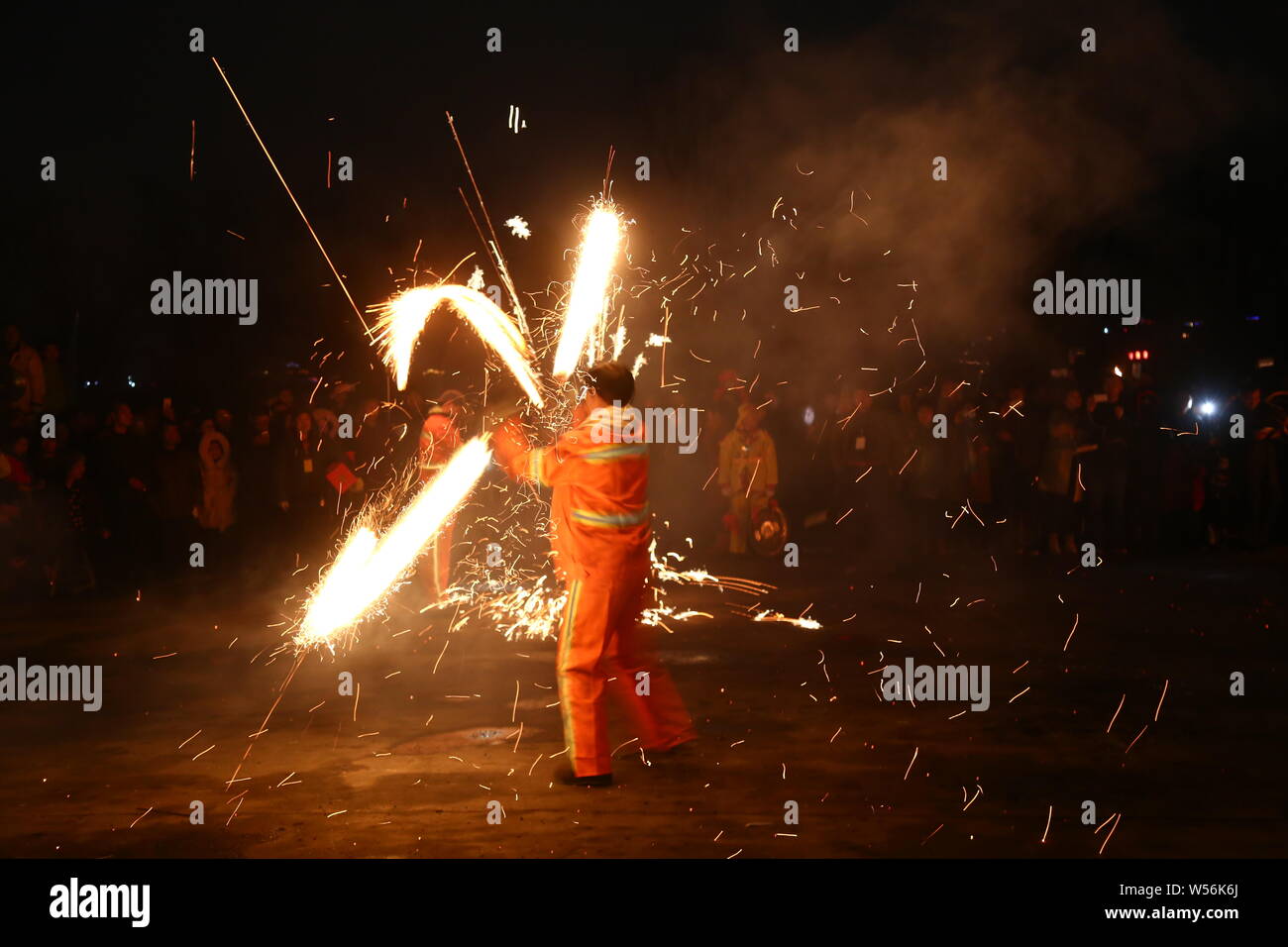 Chinesische Künstler "Feuer" oder "hehuo", eine Leistung, die auf alten Rituale der Anbetung, die Erde für gute Ernte datiert werden und Stockfoto