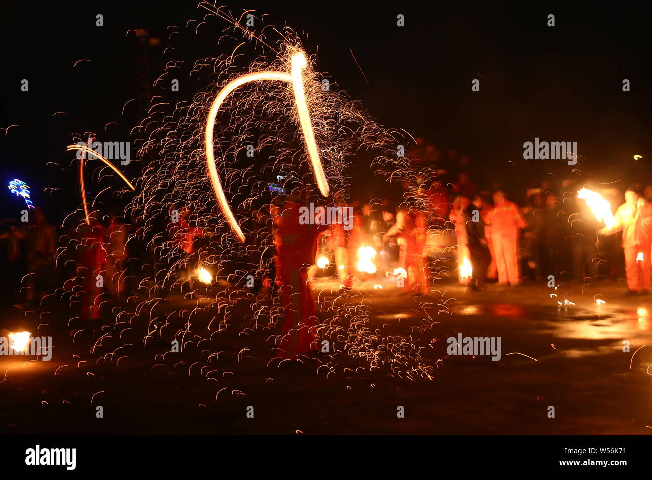 Chinesische Künstler "Feuer" oder "hehuo", eine Leistung, die auf alten Rituale der Anbetung, die Erde für gute Ernte datiert werden und Stockfoto