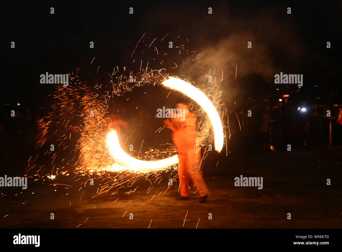 Chinesische Künstler "Feuer" oder "hehuo", eine Leistung, die auf alten Rituale der Anbetung, die Erde für gute Ernte datiert werden und Stockfoto