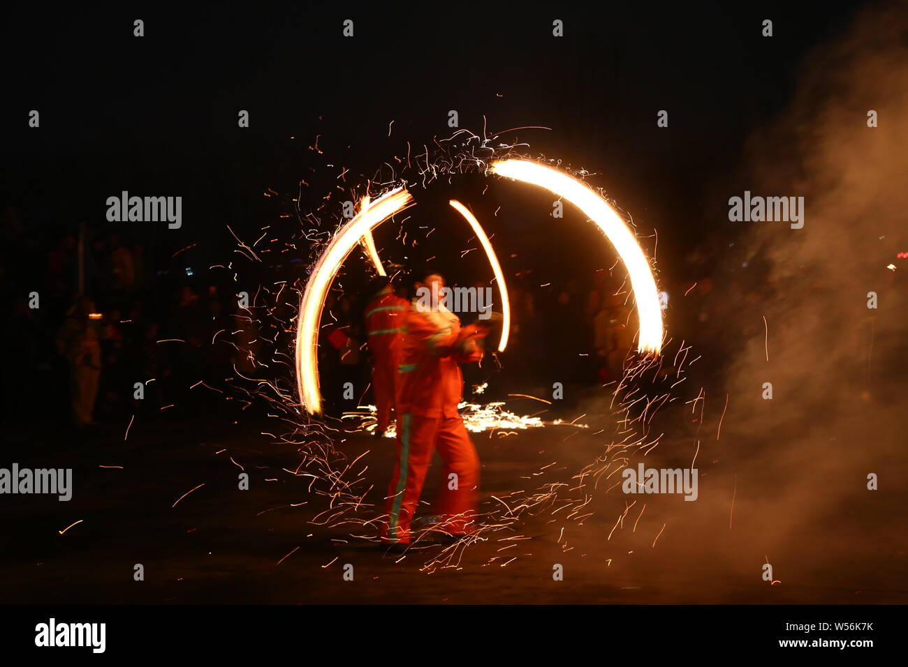 Chinesische Künstler "Feuer" oder "hehuo", eine Leistung, die auf alten Rituale der Anbetung, die Erde für gute Ernte datiert werden und Stockfoto