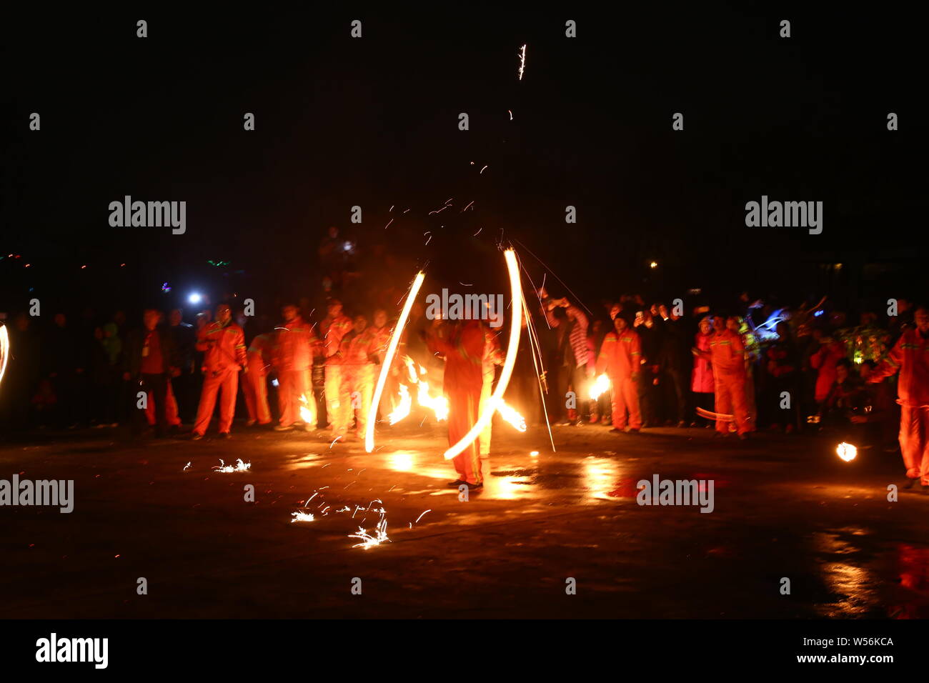 Chinesische Künstler "Feuer" oder "hehuo", eine Leistung, die auf alten Rituale der Anbetung, die Erde für gute Ernte datiert werden und Stockfoto
