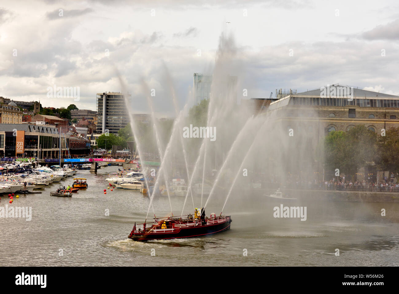 Die alte Pyronaut Brandbekämpfung Boot, die Demonstration der es mächtig Wasserlanzenbläser in den Hafen von Bristol Stockfoto