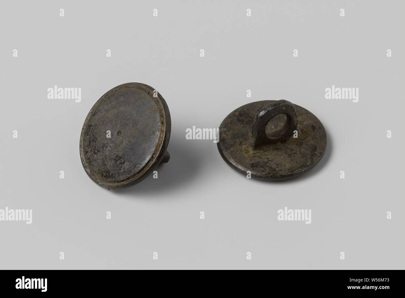 Zwei Knoten aus dem Wrack der East India Händler Hollandia, zwei Tasten. (2) flache, ebene, trat Felge (1.3D, 0,1 t), Schlüssel-Schaft, Annett, Dutch East India Company, Hollandia (Schiff), anonym, Niederlande, 1700-in oder vor dem 13-Aug-1743, kupfer (Metall), h 0,7 cm x T 1,3 cm Stockfoto