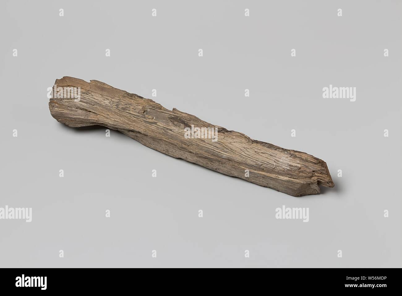 Holz- Fragment von einem Schrank aus dem Wrack der East Indies Schiff 't Vliegend Hart, das langgestreckte, fast quadratischen Stück Holz ist grau-braun-schwarz verfärbt (es hat eine Art Angriff). Die Art des Holzes ist die Europäische Fichte (Picea abies). Nach der Verarbeitung der Ausgrabung zu finden, es war ein Teil von einem Schrank, der Niederländischen Ostindien-Kompanie, 't Vliegend Hart (Schiff), 1700-1735, Holz (Pflanzen), Kiefer (Holz), h 34 cm x T 5,5 cm Stockfoto