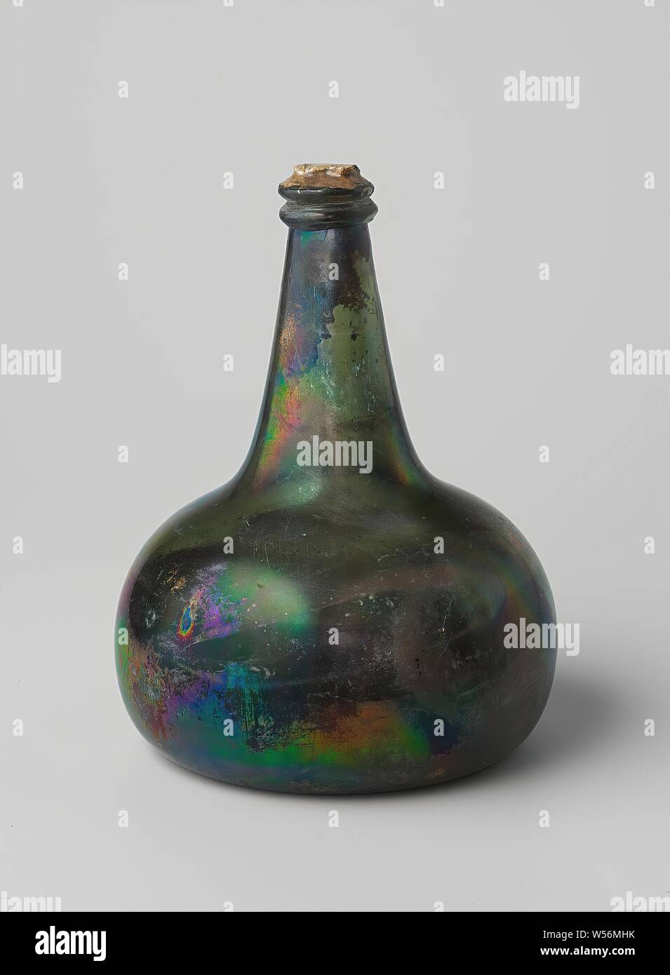 Flasche Wein mit Wein aus dem Wrack der East Indies' t Vliegend Hart, Zwiebelförmigen Weinflasche aus grünem Glas mit rotem (Hafen) Wein gefüllt und mit Kork verschlossen. Das schliessen Thread verschwunden ist, Dutch East India Company, 't Vliegend Hart (Schiff), Niederlande, 1700 - 3-Feb-1735, Glas, Wein, h 18,2 cm x T 14,2 cm Stockfoto