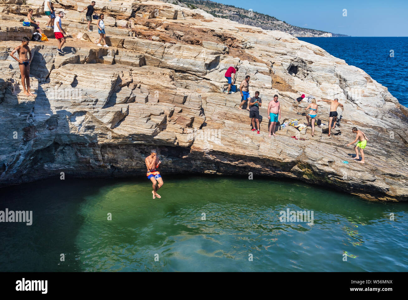 Thassos, Griechenland - 20. Juli 2019: Touristen sind, tauchen in den natürlichen Pool Giola in Thassos, Griechenland Stockfoto