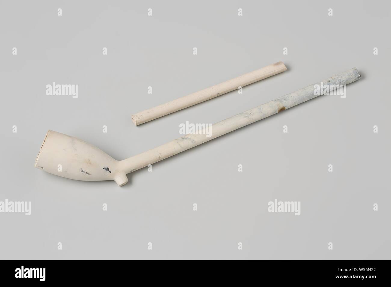 Rohr- und Fragment von Rohr aus dem Wrack der East Indies' t Vliegend Hart, eine intakte irdenen Gouda Leitung mit der Ferse mark gekrönt WS und Dekoration auf den Stiel. Ein Stück von Stammzellen aus einem irdenen Gouda. Fragmente von Schalen und Stielen, Dutch East India Company, 't Vliegend Hart (Schiff), WS, Gouda, 1700 - 2-Mar-1735, Leitung Ton, l 18 cm b 2 cm x T 4,3 cm l 8,8 cm d 0,6 cm Stockfoto