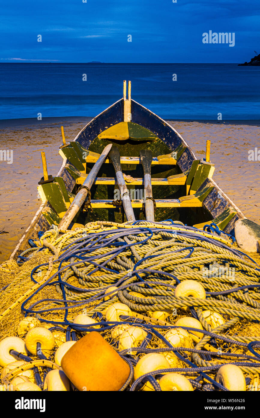 Fischerboot auf der Sand in Lagoinha Strand am Abend. Florianopolis, Santa Catarina, Brasilien. Stockfoto