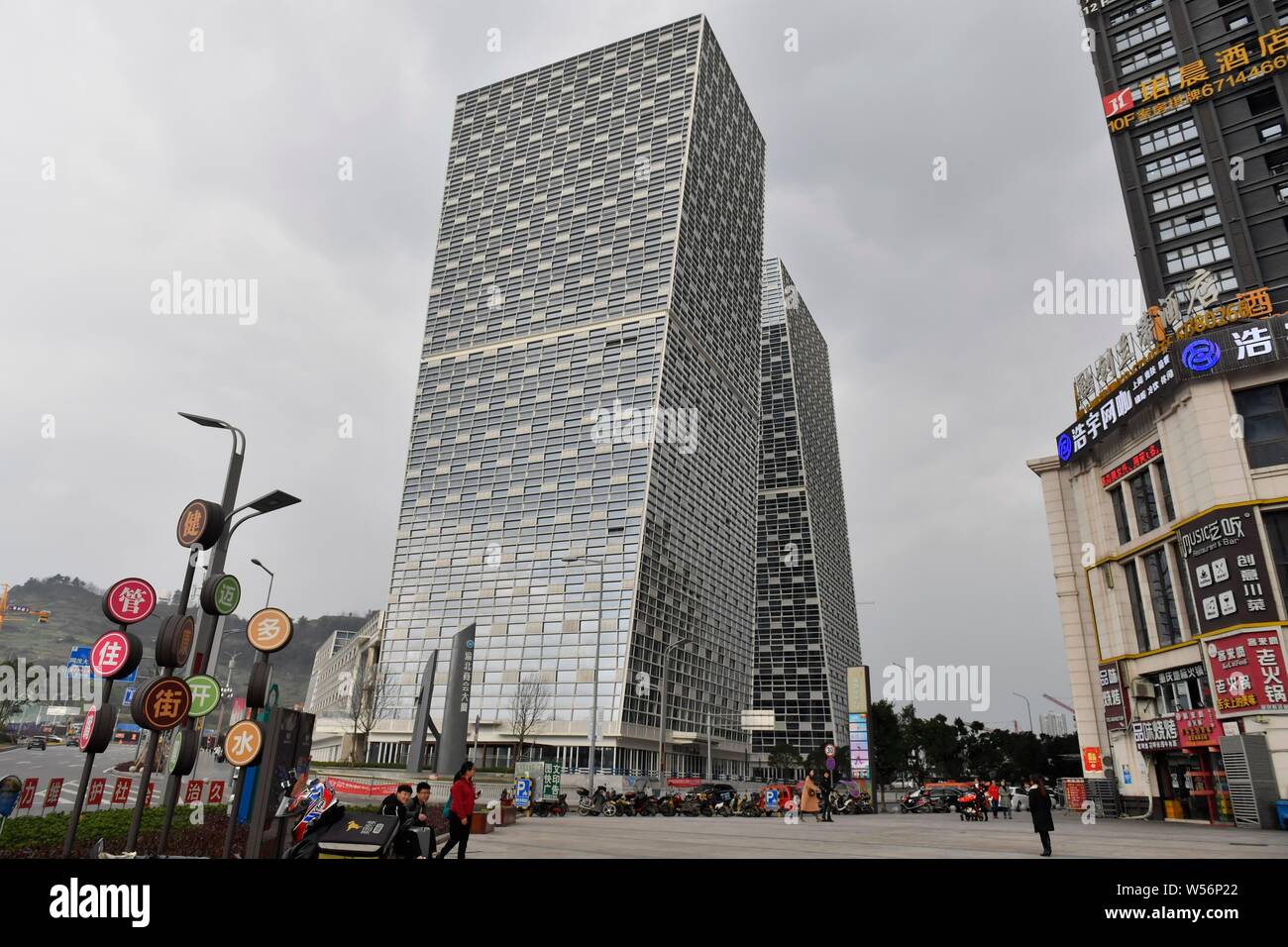 Blick auf die beiden 101 Meter hohen Gebäude schräg in einem Winkel von 15 Grad nach verschiedenen Richtungen in Chongqing, China, 12. Februar 2019 lehnte. Stockfoto