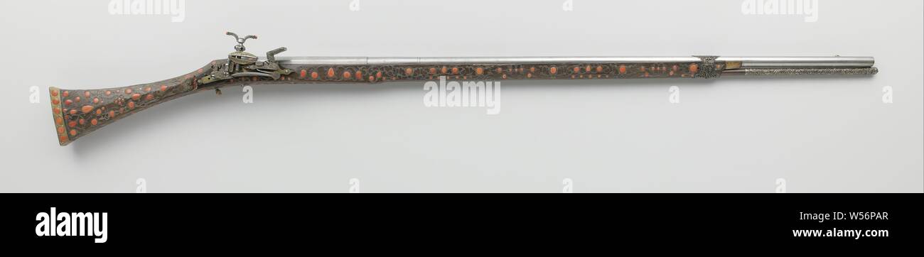 Nordafrikanischen Gewehr mit Amsterdam Faß, das Mittelmeer in Algier und Tunis, die Sicherungsplatte, schmal ist und läuft in einer Kurve, der Hahn hat zwei Finger Grips in der Form von Kegeln mit Korallen an den Enden, mit Relief geprägt, der Auslöser ist in der Form eine Schaltfläche mit Korallen, arabischen Inschriften erscheinen auf der Sicherungsplatte und Hahn. Der Lauf ist auf der Rückseite mit dem Wappen von Amsterdam und an der Unterseite mit den Buchstaben IC und eine unklare Markierung, die sonnenblende Getreide ist aus Messing gekennzeichnet. Der Kolben wird mit silbernen Blättern und Arabesken, und mit Korallen, die vordere Schublade ist Stockfoto