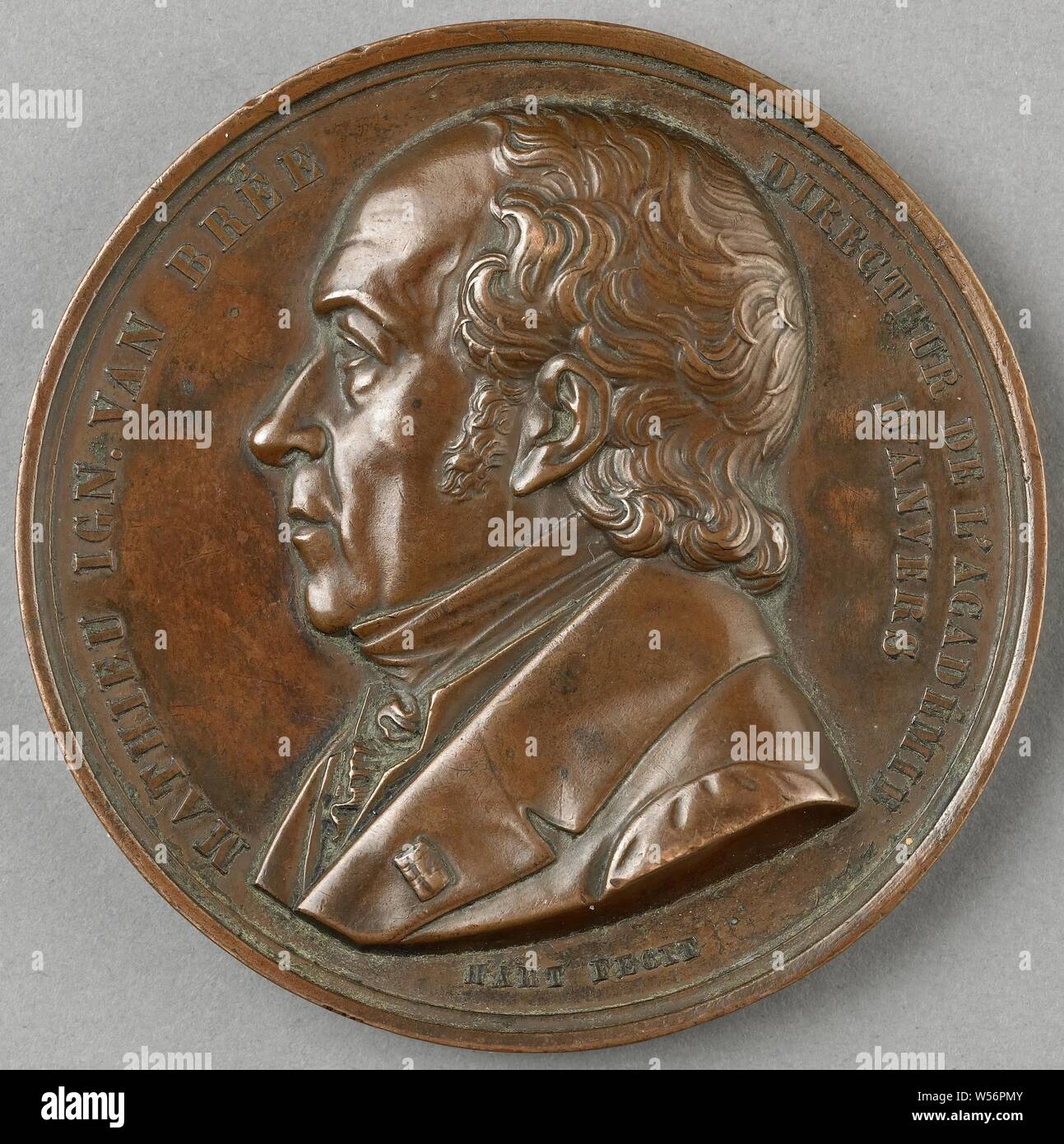 Matthieu Ign. Van Bree, Director de l'Académie d'Anvers, Bronze, gegossen und genietet, in Reaktion auf den Tod des Malers M.I. Van Bree (1773-1839). Vorderseite: Büste des Menschen nach links und im Profil gezeigt, mit einer Inschrift. Rückwärtsgang: Objekte in Bezug auf Kunst und Praxis, zusammen in einem Sockel, einschließlich einer Büste eines griechischen Gottes, der ein Maler Palette und Bücher, sowie eine Reihe von Zertifikaten, mit Altar im Hintergrund, auf dem eine brennende Öllampe, in Kabeln, Surround gruppiert. Matthäus Ignatius Van Bree, Laurent Joseph Hart, 1843, bronze (Metall), Gründung, d 6,6 cm Stockfoto