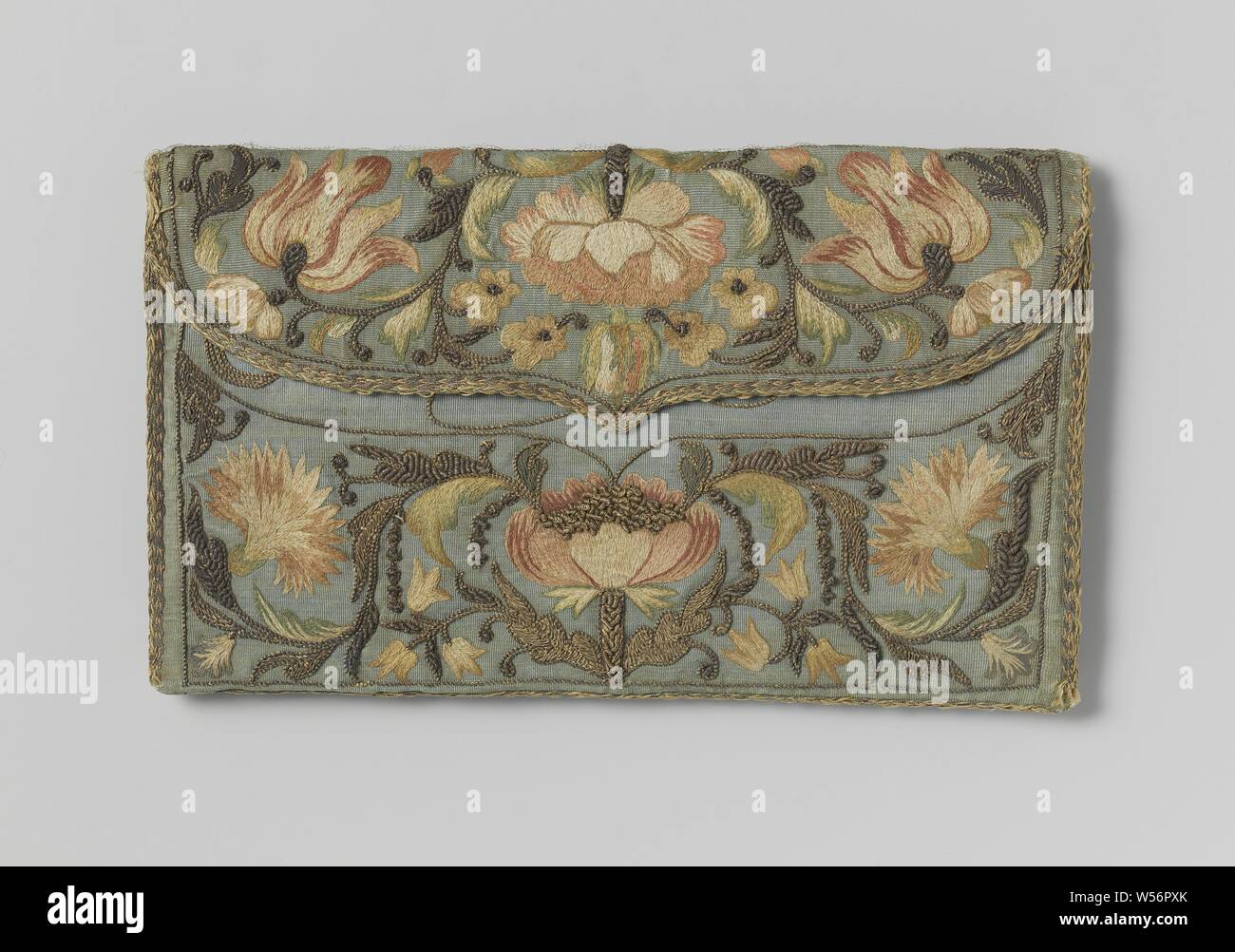 Blauer Brief Fall Blauen Brief Tasche mit farbigen Blumen Stickerei und Gold thread, Brief Tasche (Wallet) mit verschiedenen Arten von Bestickten bunten Blumen auf einem blauen Hintergrund. Auf der Rückseite ist "1728". Constantinopoli, anonym, Istanbul, 1728, Seide, Silber, Stickerei, h 17,5 cm x W 10,5 cm Stockfoto
