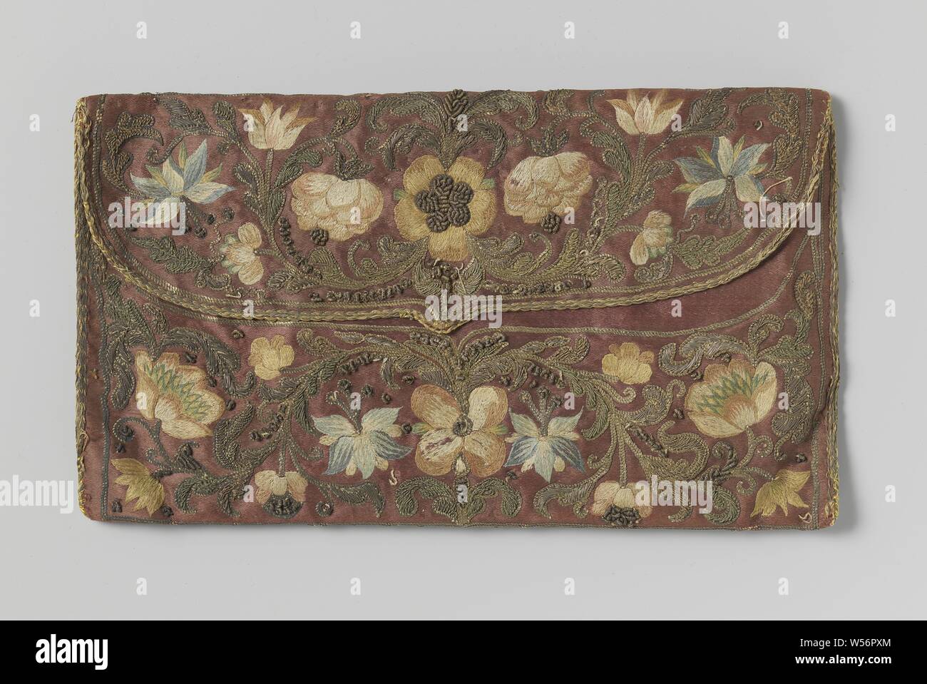 Red Letter Fall Red Letter Beutel mit farbigen Blumen Stickerei und Gold thread, Brief Tasche (Wallet) mit verschiedenen Arten von Bestickten bunten Blumen auf einem roten Hintergrund. Auf der Rückseite ist 'Constantinopoli 1727', Blumen, Schmuck, anonym, Istanbul, 1727, Textilien, Stickerei, H 21 cm x W 11,5 cm Stockfoto