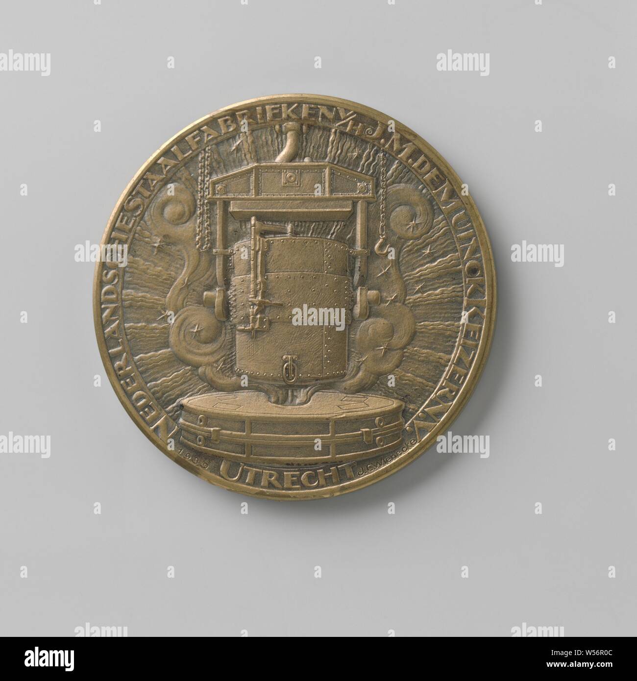 40 Jahre Stahl in den Niederlanden, Bronze. Vorderseite: Stück Stahl, auf dem die DEMKA Logo in Hebezeuge hängt, mit einer Fabrik, die im Hintergrund in einer Nußschale, und auf der Unterseite in einem Frame der Text "40 Jahre Stahl / in den Niederlanden/Nov. 8. / 1902-1942", Rückseite: Maschine, von der Wolken entweichen und hinter dem ein Halo, mit einer Inschrift in Großbuchstaben "Nederlandsche Staalfabrieken v/h J.M. De Muinck Keizer/Utrecht", Eisen- und Stahlindustrie, Utrecht, Demka, Johannes Cornelis Wienecke, Niederlande, 1942, bronze (Metall), markanten (Metallverarbeitung), d 4,5 cm Stockfoto