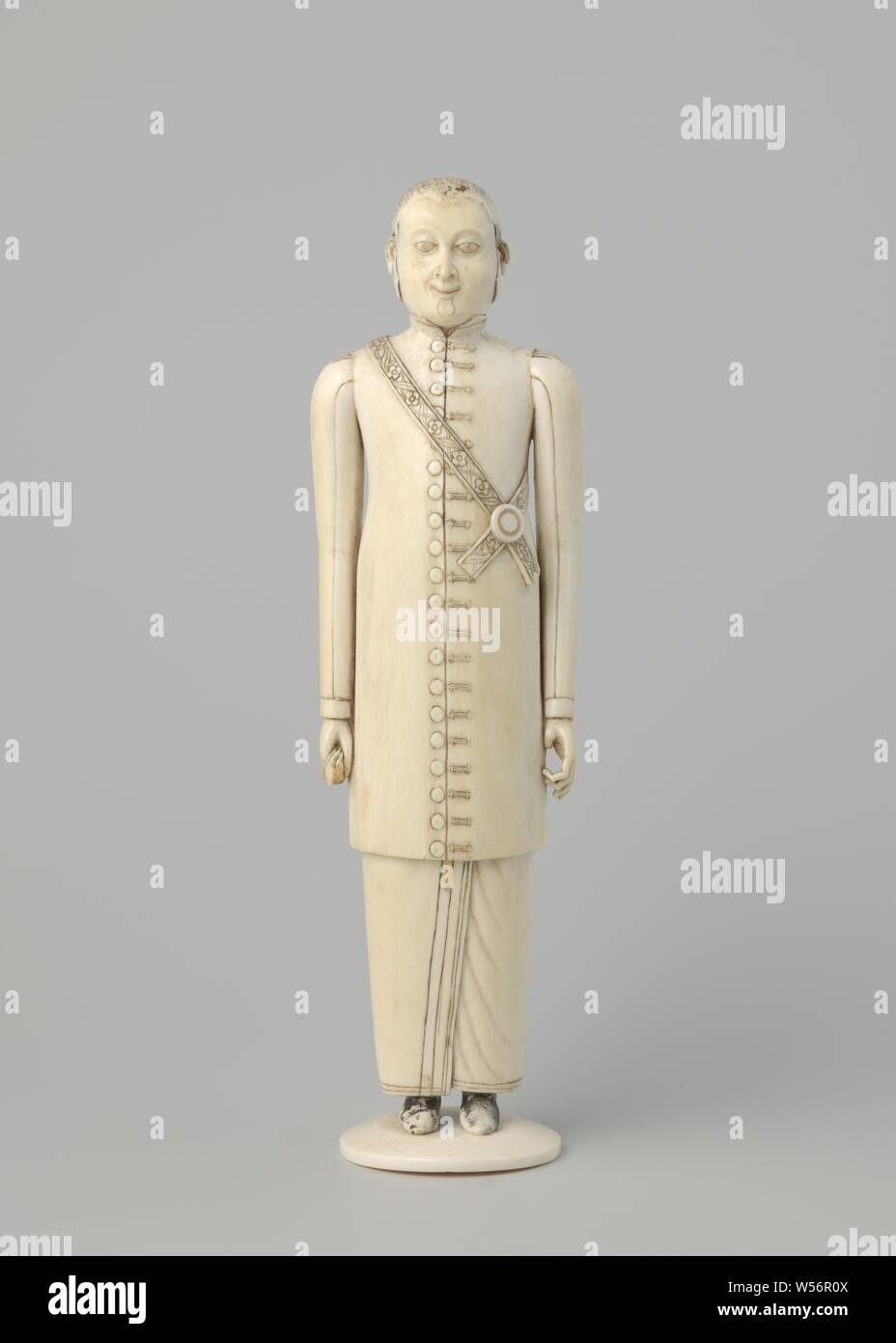 Elfenbein Abbildung vermutlich als Vertreter der Maha mudaliyar, Leiter der Porta in Sri Lanka, die Maha mudaliyar bildeten die Verbindung zwischen der niederländischen Regierung und der lokalen Bevölkerung und spielte eine wichtige Rolle in den Kontakten mit der Hof von Kandy, einschließlich als Dolmetscher. Es kann ein Porträt von Nicolas Dias Abayasinha Amarasekera sein. Er wurde von Gouverneur De Graaff ab 8. März 1785 bis zu seinem Tod im Jahre 1794. Der Mann trägt einen tuppottiya (langes Tuch eingewickelt mehrmals um die Hüfte und Beine) und darüber einen langen Europäischen Mantel mit über die gesamte Länge der vorderen eine Reihe von Schaltflächen. Über Stockfoto