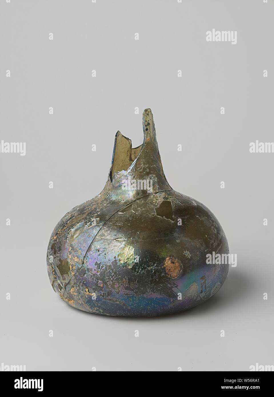 Flasche Wein aus dem Wrack der Oostindie vaarder Vliegend 't Hart, Zwiebelförmigen Wein Flasche aus Glas. Zwei Fragmente fehlen., anonym, Niederlande, 1700 - 3-Feb-1735, H 15,2 cm x T 14,6 cm Stockfoto