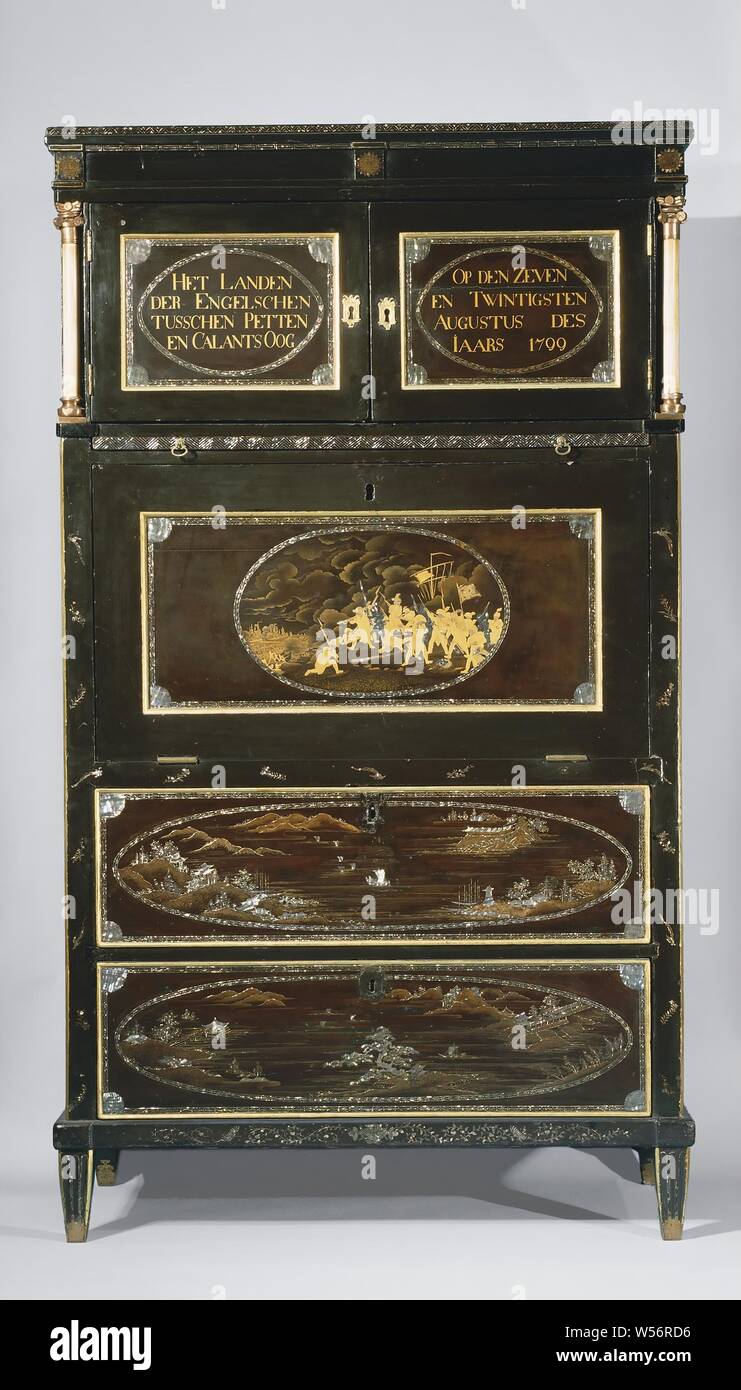 Secretaire in Lack schwarz, verziert mit gold Lack und gold Pulver und mit Perlmutt. Das untere Gehäuse hat zwei Schubladen auf, die Japanischen Landschaften mit Einlegearbeiten aus Perlmutt. Über eine Klappe oben, die auch ein oval, mit Perlmutt und gold Lack die Darstellung der Landung der Truppen nach einem Stich von Cornelis Brouwer (FMH 5531/1). Die lose oben mit zwei freistehenden Elfenbein Spalten mit rot kupfer Basis- und Hauptstädte hat zwei Türen, beide mit Inschriften., Sasaya, Japan, C. 1800 - C. 1820, Holz (Pflanzen), Lack (Beschichtung), Perlmutt, Elfenbein Stockfoto