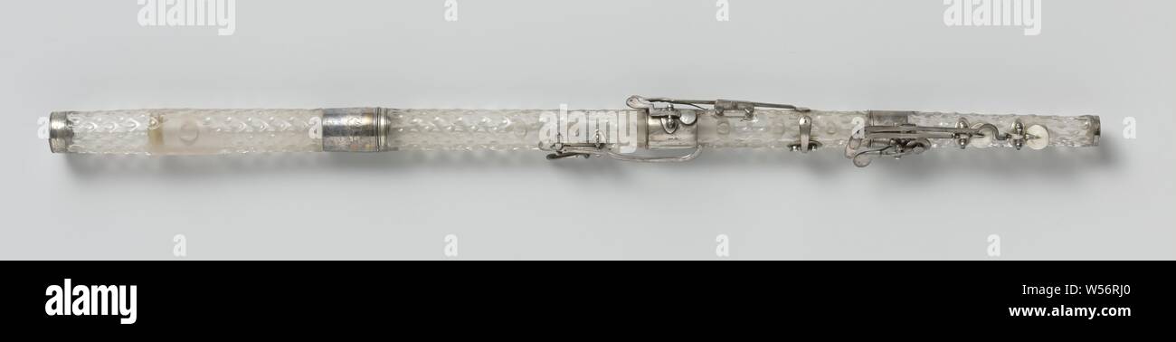 Flöte, Flöte, die aus vier zylindrische Stücke von Kristall, mit geschliffenen Diamanten Formen, in denen Ovale. Silber Anschlüsse, Enden und Ventile. Die Inschrift auf dem Mundstück ist mit der Inschrift eingraviert: Donnée par S. M. le Roi de Hollande,/en Sohn Paleis à Utrecht/à M. S. Drouet Pre-Flöte de la Musique de sa Majestätsbeleidigung. Gekennzeichnet, auf Silber Komponenten: (ax: Kleine besteck 1807 - 1815) Andere Marken unklar. Unterzeichnet, am Mundstück: C. Laurent. Am Mundstück vom: 1807, Louis Napoleon Bonaparte, Louis Drouet, Claude Laurent, Paris, 1807, Glas, silber (Metall), Leder, Gravieren, l 684 mm Stockfoto